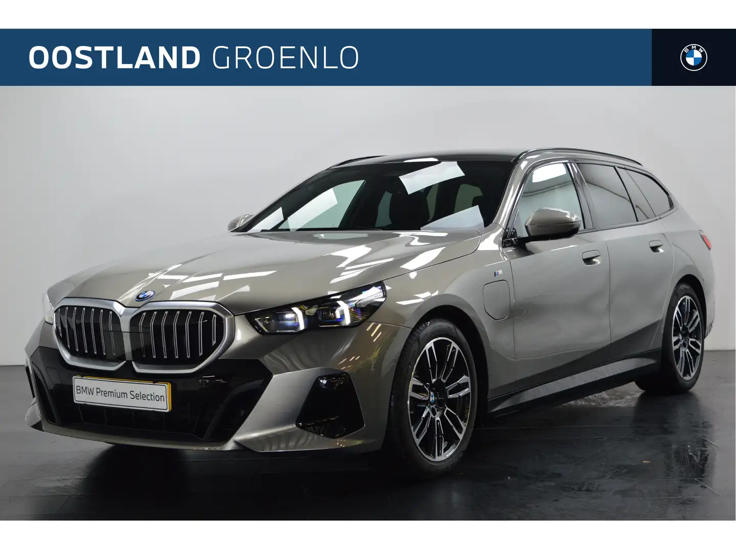 BMW 530 5 Serie Touring 530e M Sport Automaat / Panoramada Grijs - 1