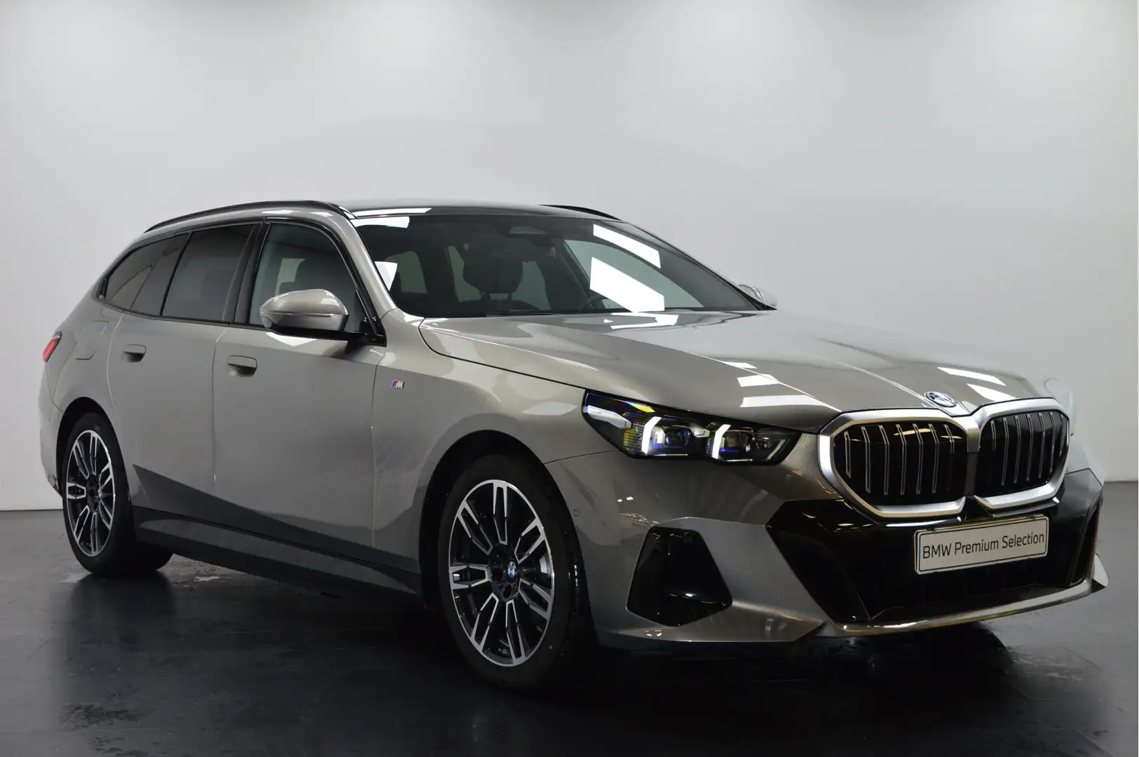 BMW 530 5 Serie Touring 530e M Sport Automaat / Panoramada Grijs - 2