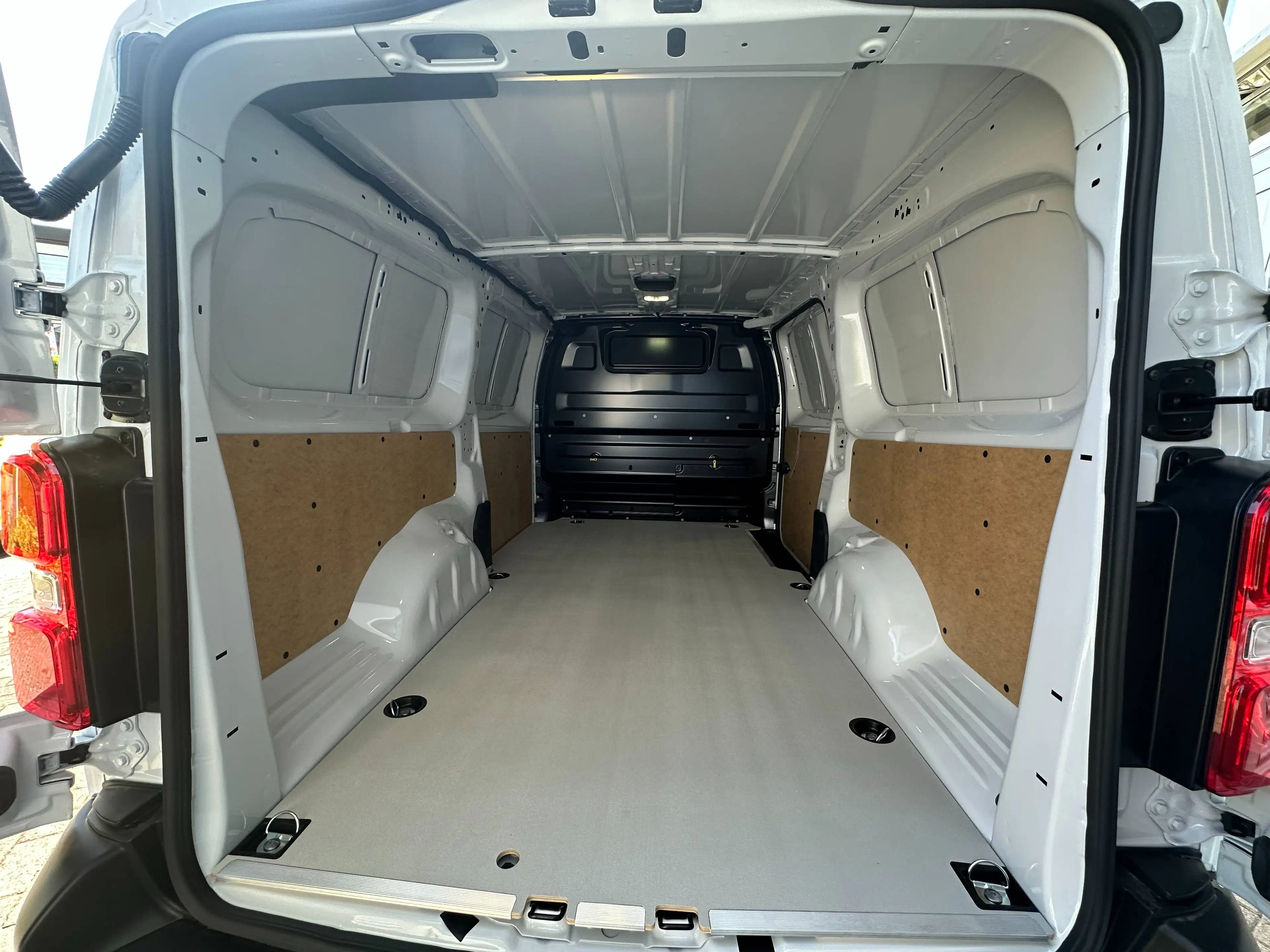 Fiat Scudo L3 Basis / Rückfahrkamera / Heckflügeltüren / Laderaumboden aus Holz — photo 9