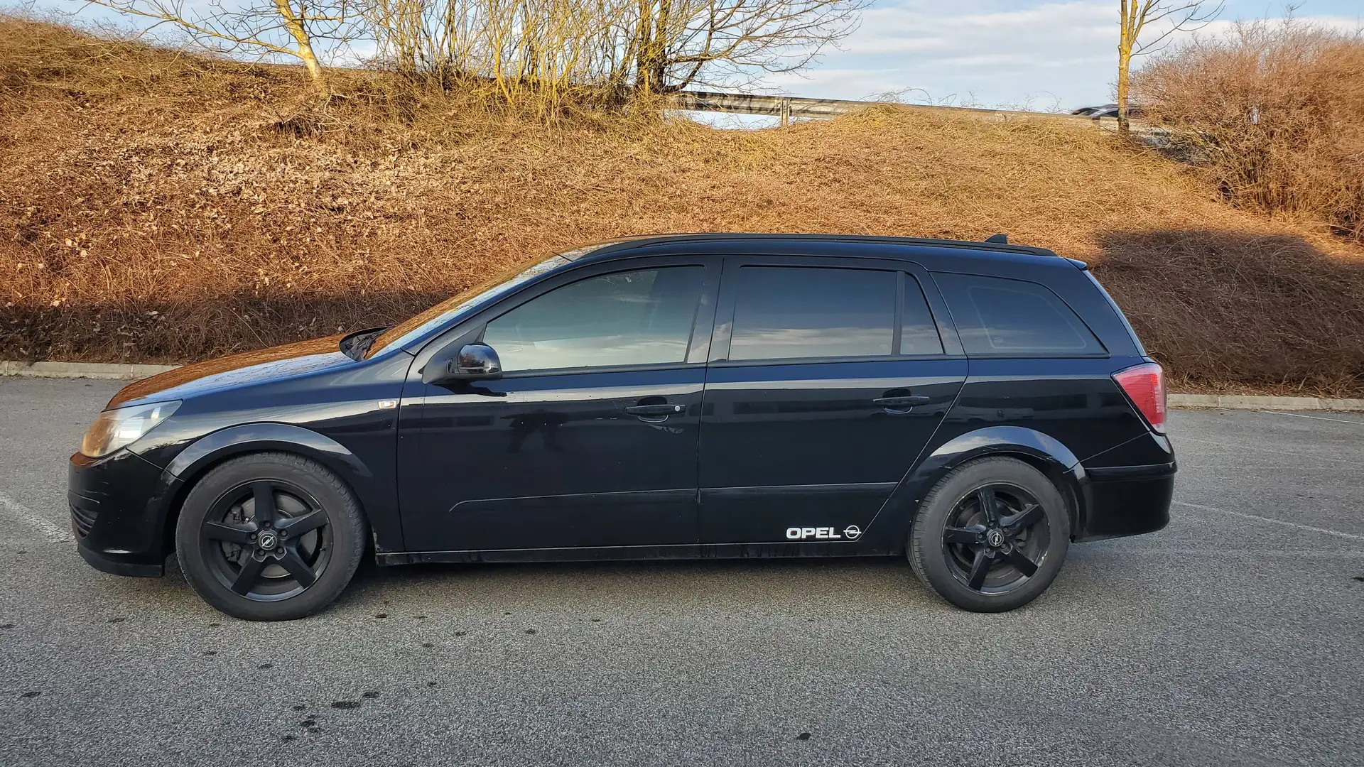 Opel Astra Astra 1,9 CDTI Caravan Schwarz - 1