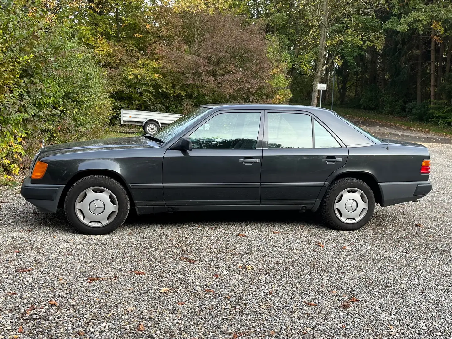 Mercedes-Benz 260 W124 260E Noir - 1