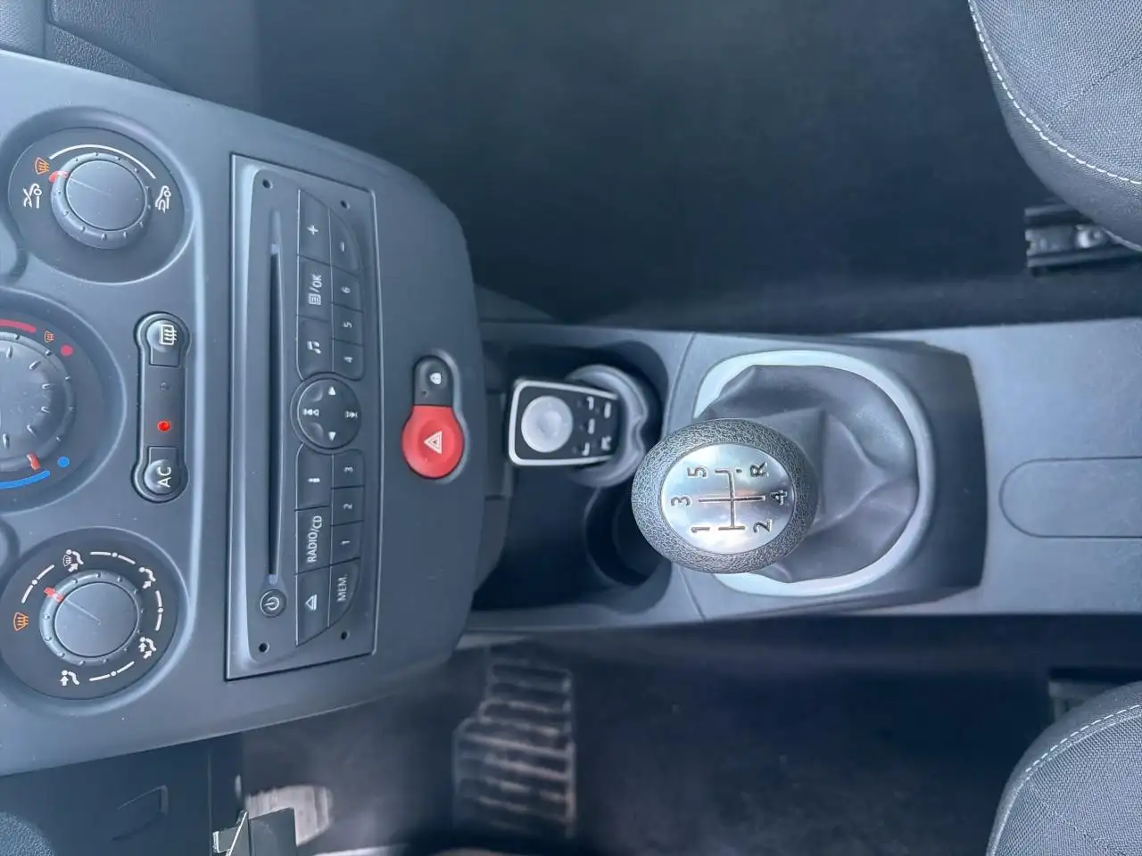 Renault Clio Citadine 5 portes — photo 27