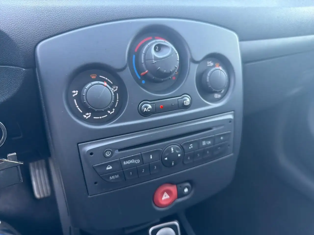 Renault Clio Citadine 5 portes — photo 26