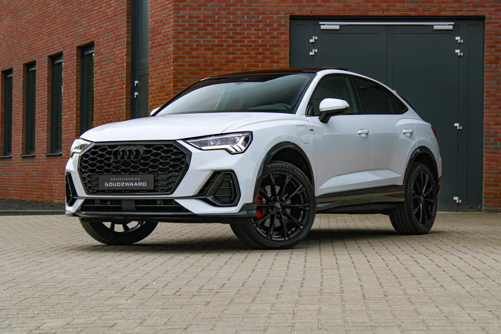 Audi Q3 Sportback 45 TFSI e S Edition | Pano | Camera | Ke Wit - 1