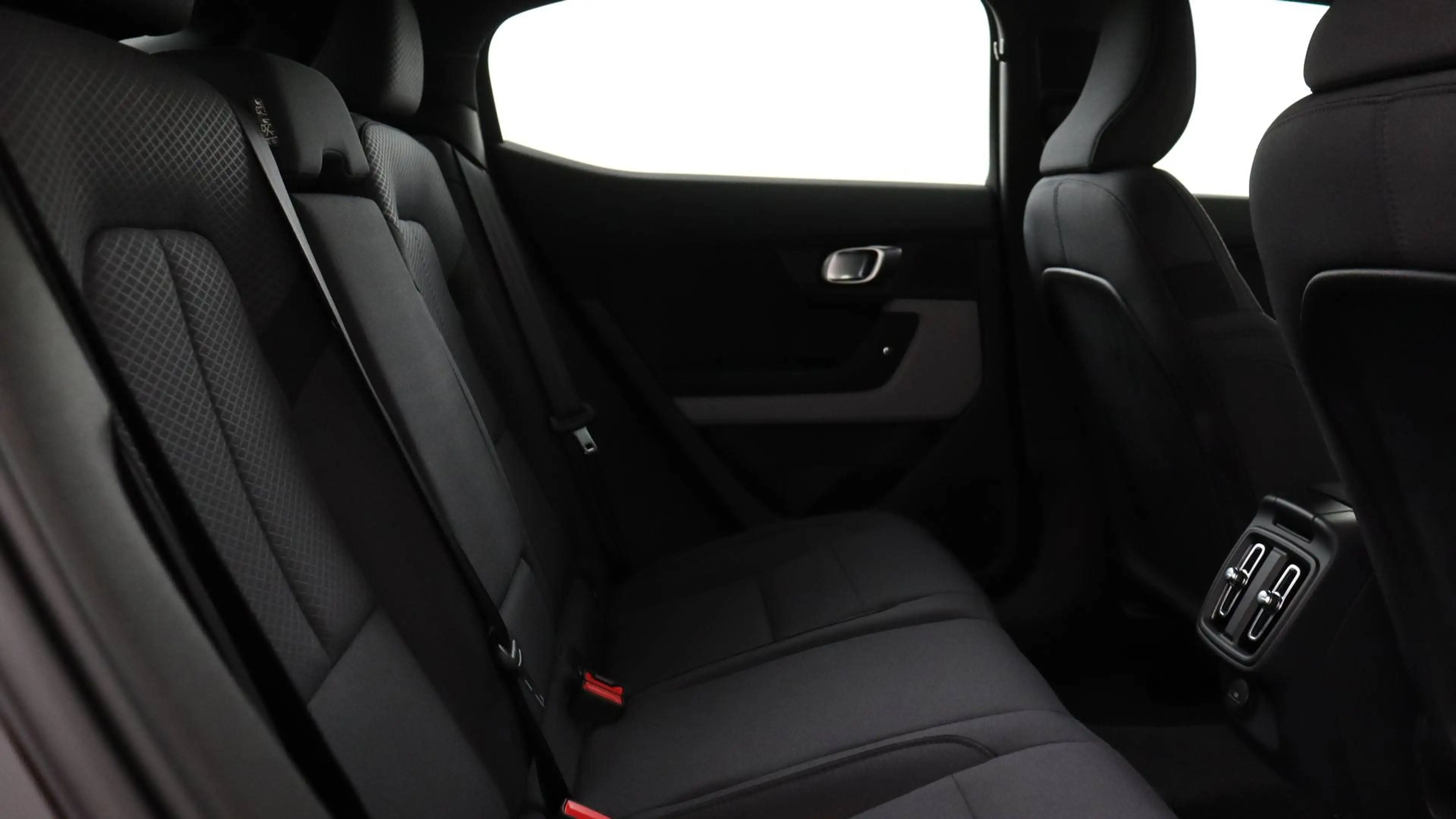 Polestar 2 70 kWh Standard Range Single Motor MY25 — photo 9