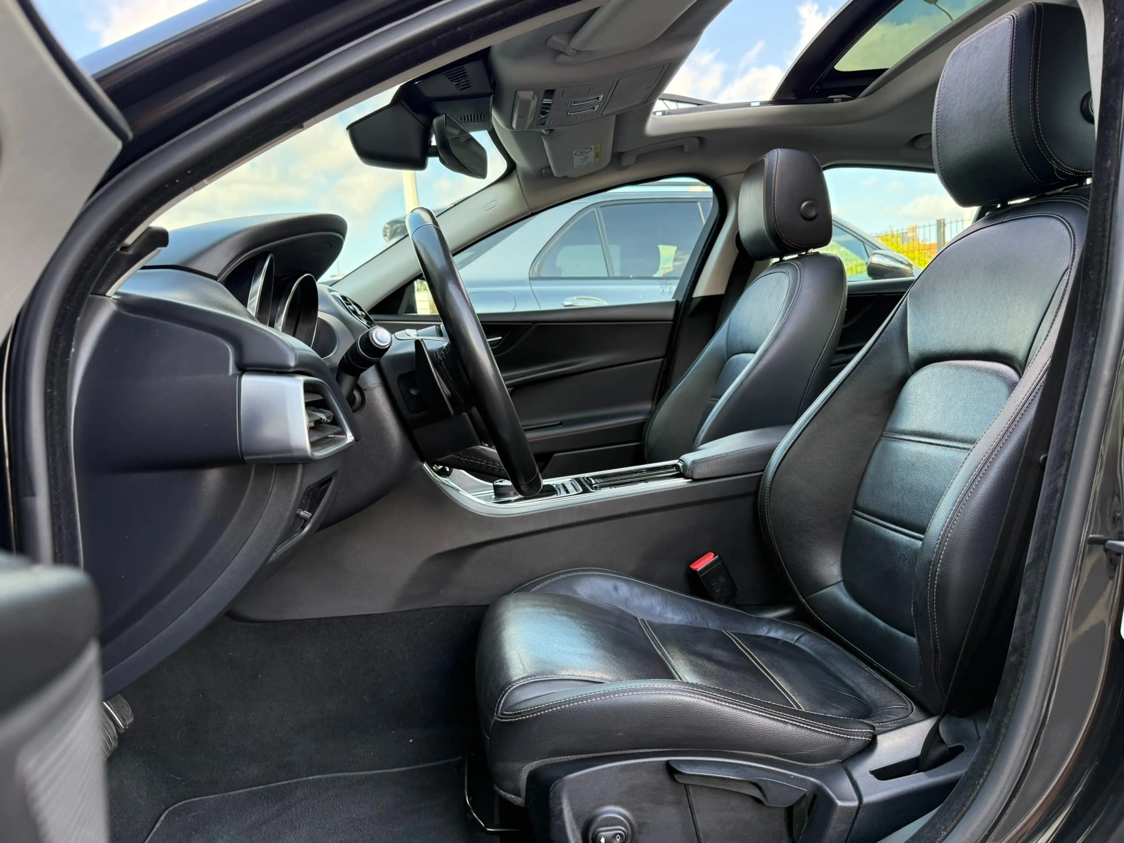 Jaguar XE Performance R-Sport / PANO /MERIDIAN / CARPLAY / — photo 15