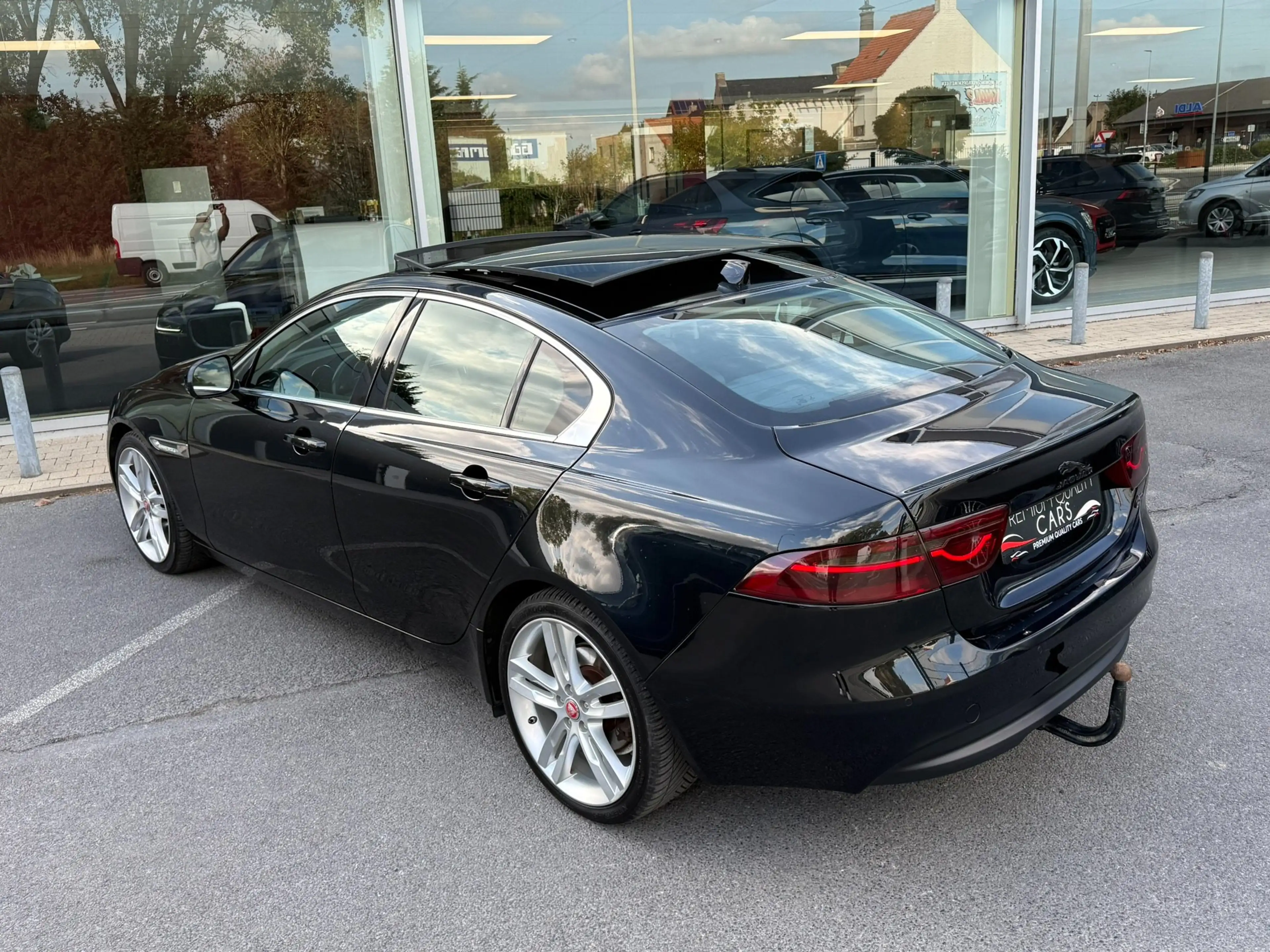 Jaguar XE Performance R-Sport / PANO /MERIDIAN / CARPLAY / — photo 10