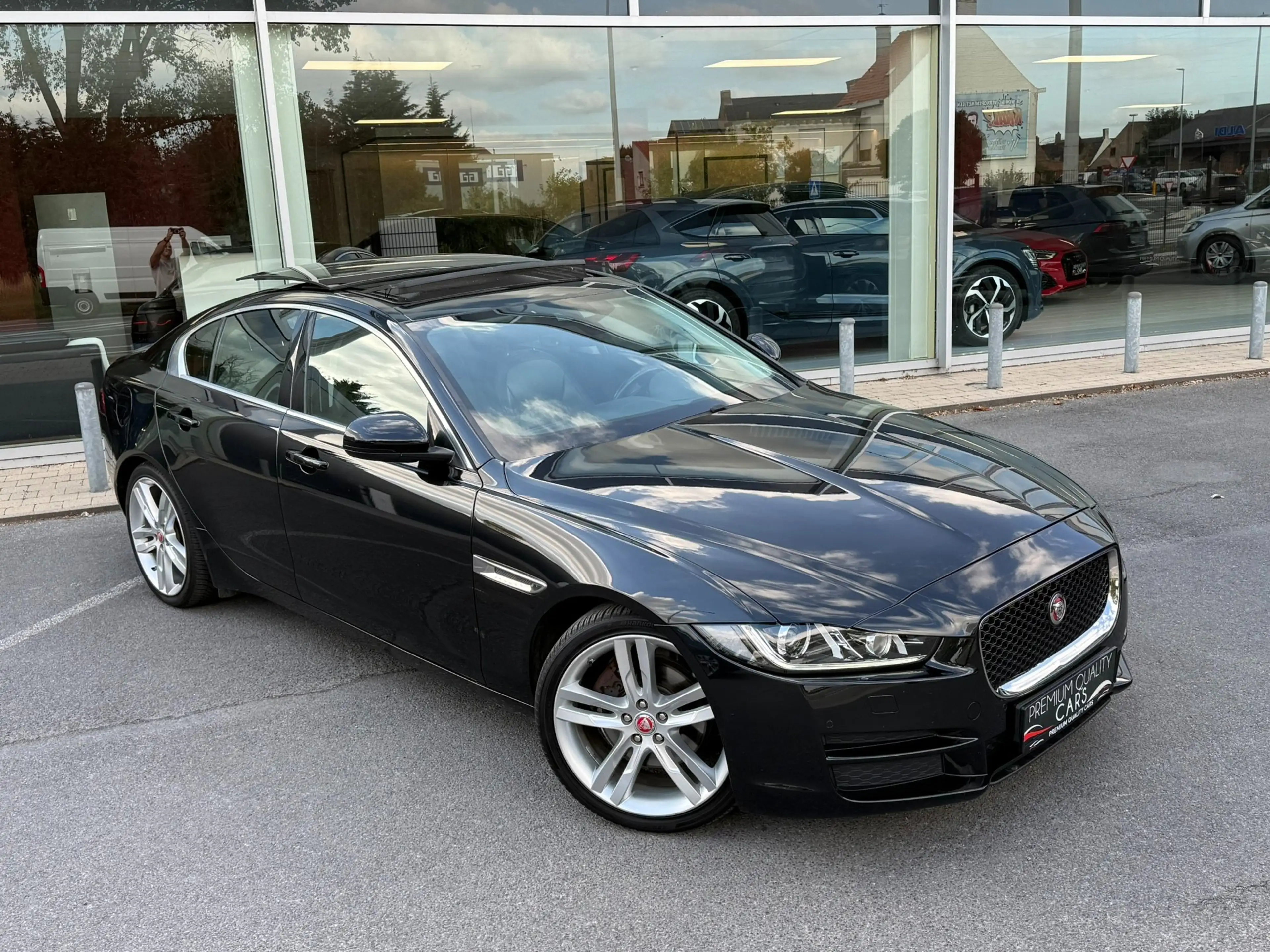 Jaguar XE Performance R-Sport / PANO /MERIDIAN / CARPLAY / — photo 6