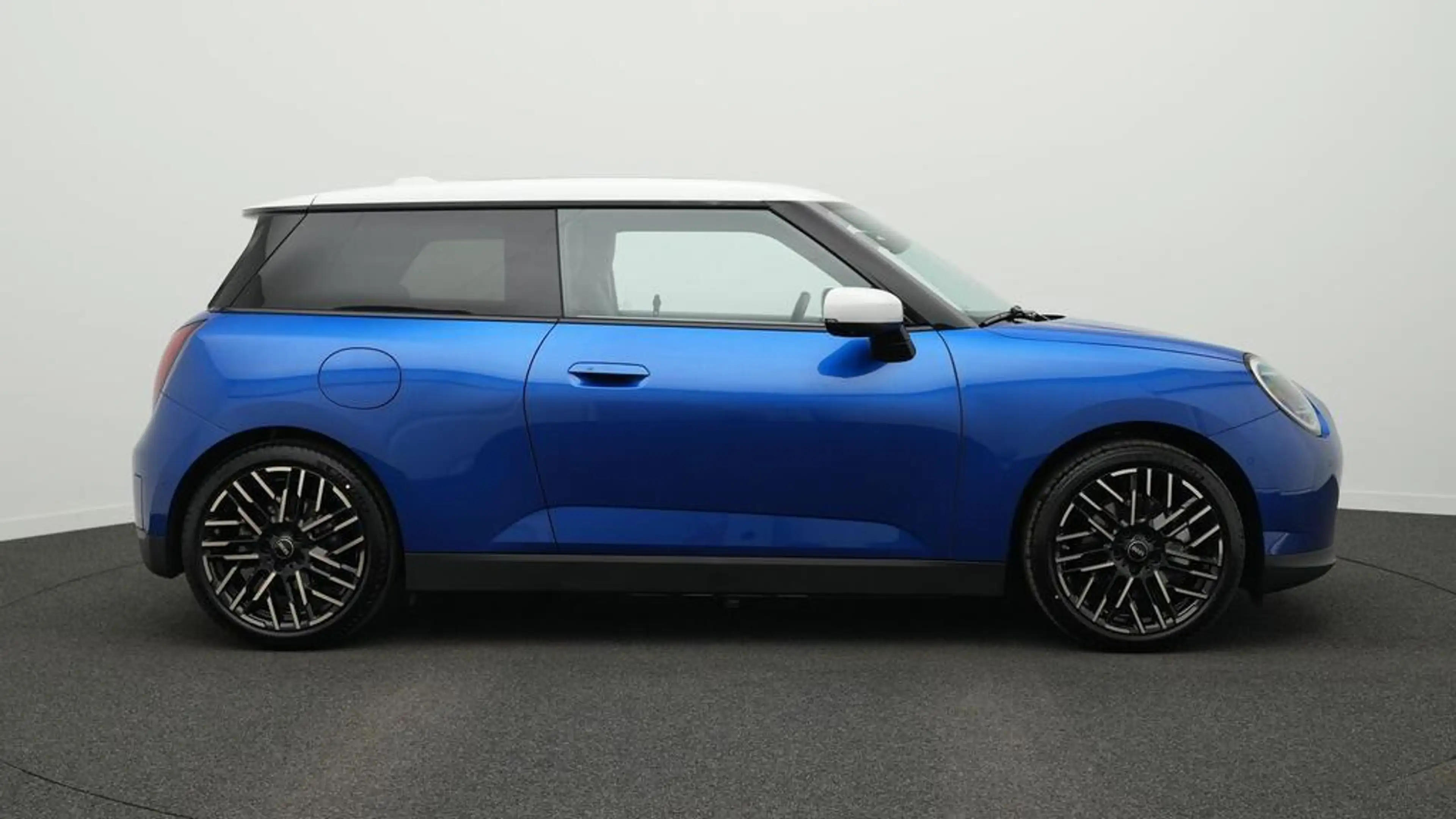 MINI Cooper SE Favoured Trim — photo 2