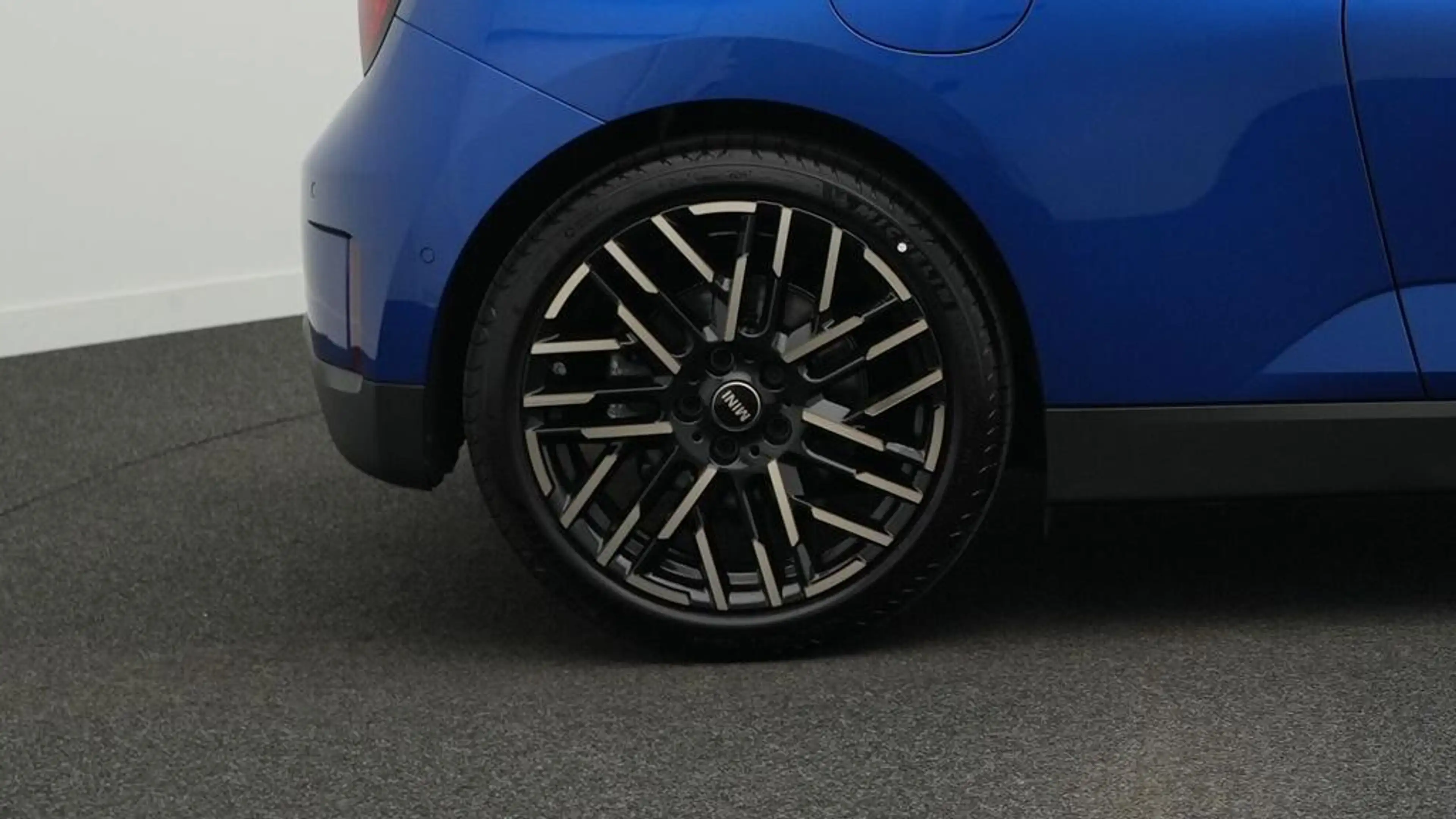 MINI Cooper SE Favoured Trim — photo 11