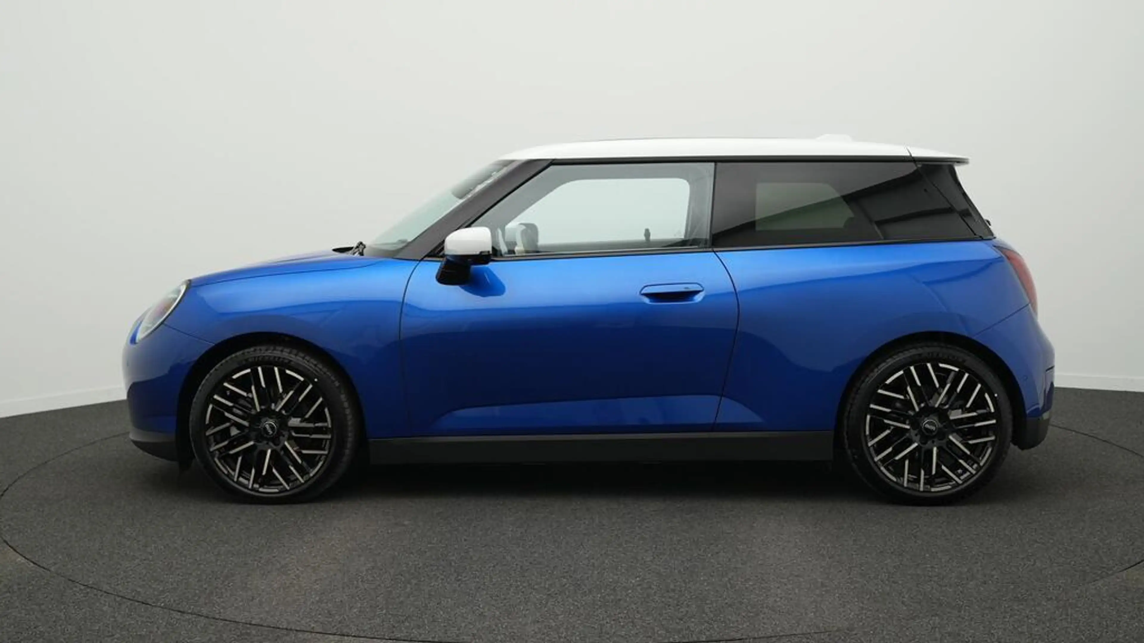 MINI Cooper SE Favoured Trim — photo 3