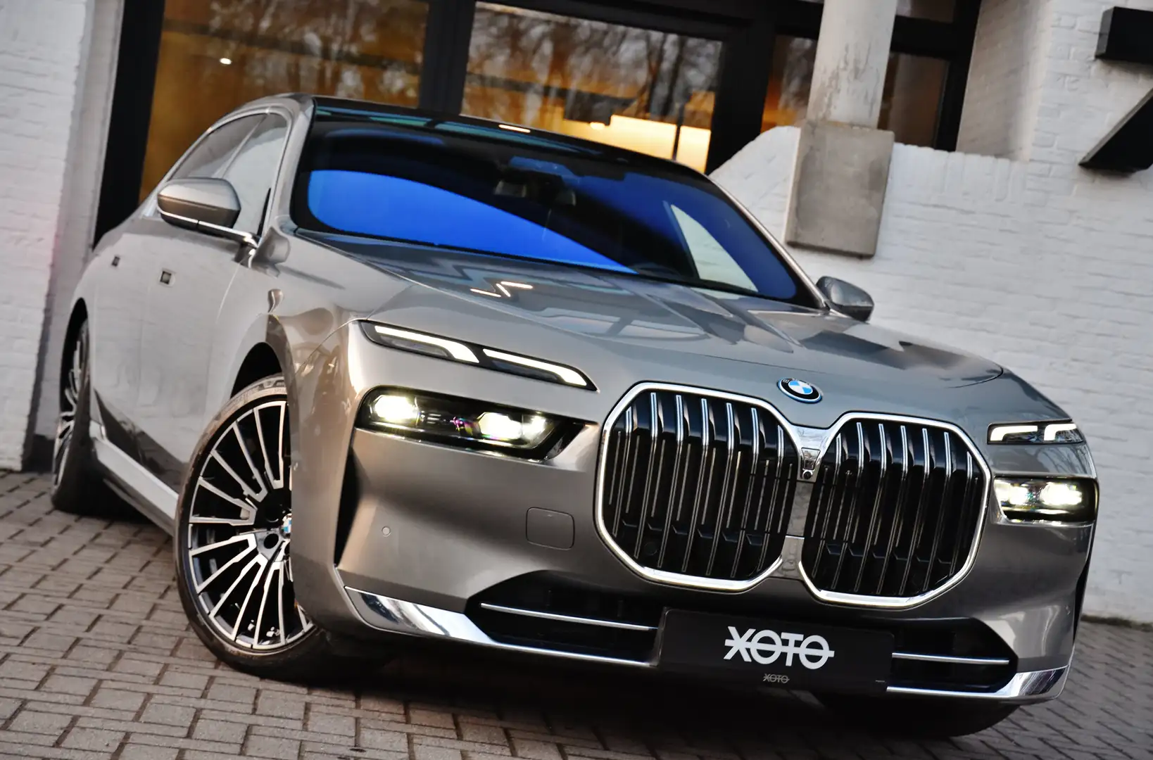 BMW 750 E XDRIVE AS PHEV ***AUT.DOORS / CINEMA SCREEN*** Gris - 2