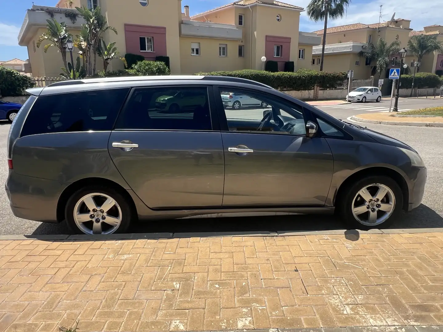 Mitsubishi Grandis 2.4 Invite - 1