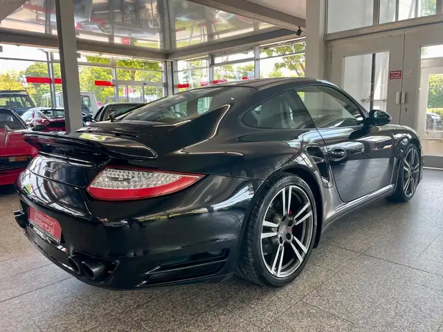 Porsche 911 view 6