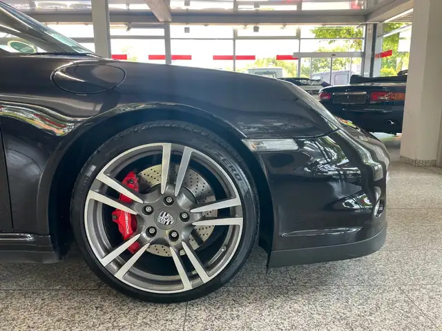 Porsche 911 view 7
