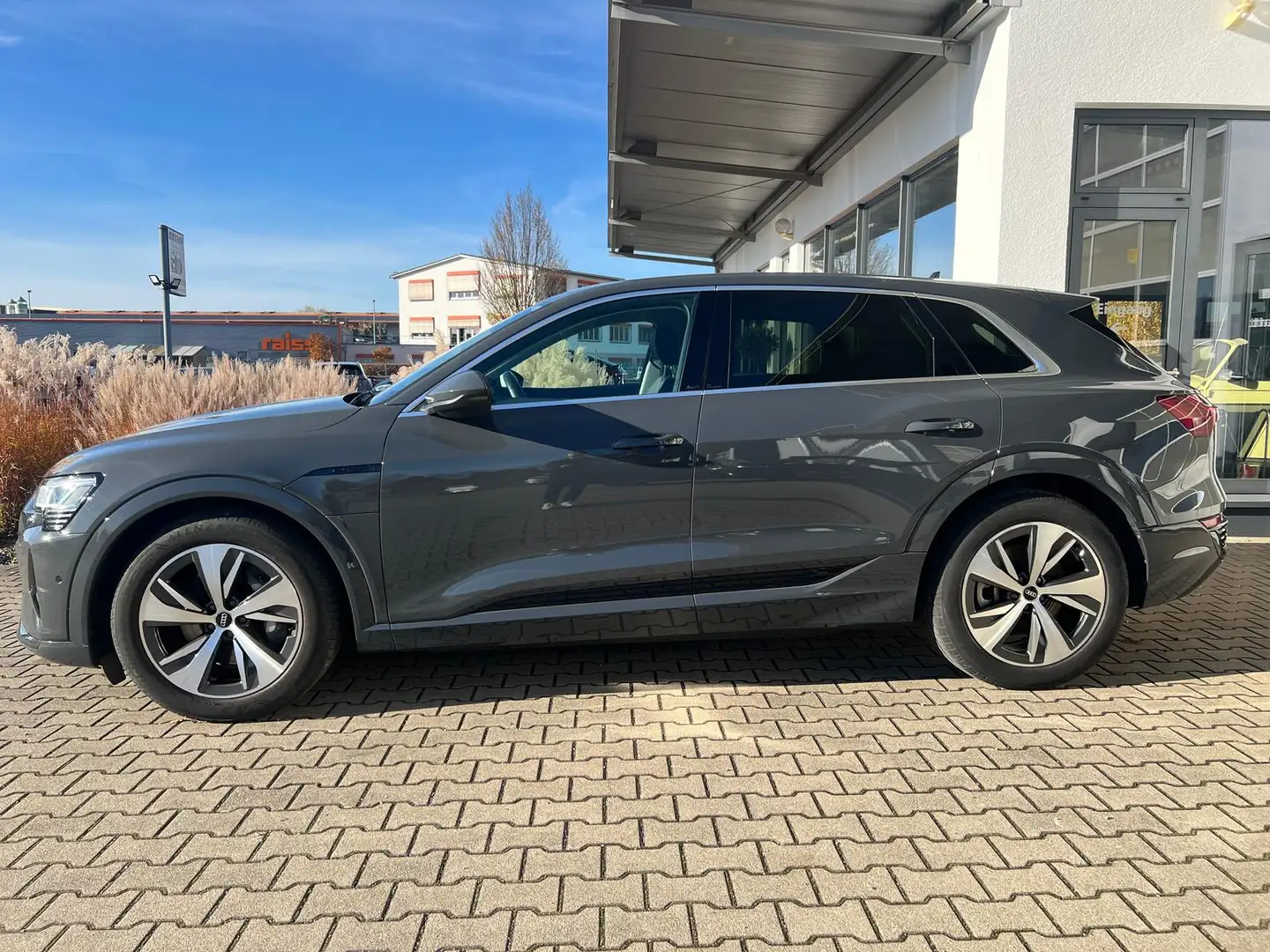Audi Q8 e-tron 55 qu. AHK Sportsitz Leder-Alcantara Gris - 2