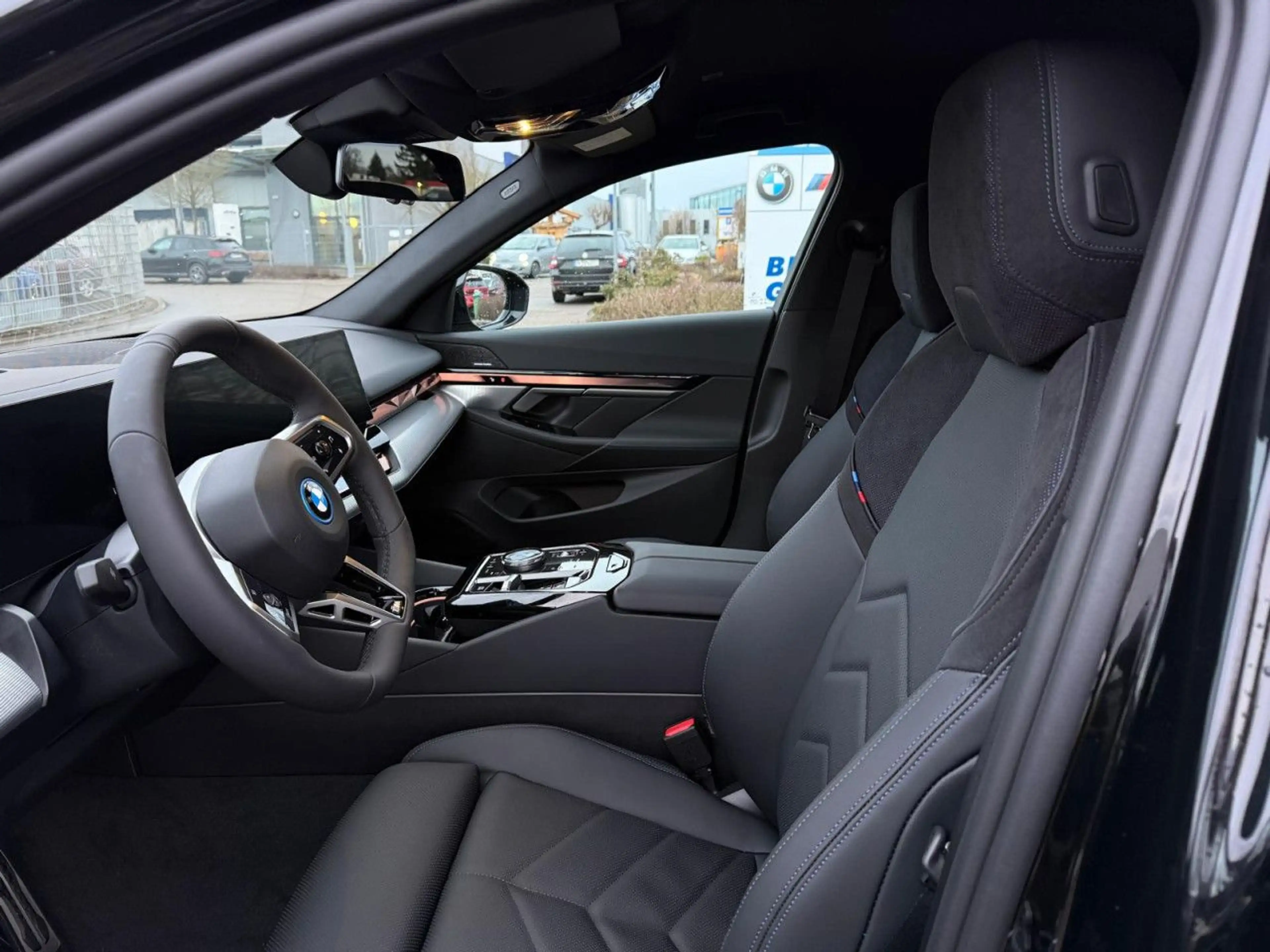BMW i5 e40 M Sport Iconic HUD ACC SurView Ha/Ka.AHK — photo 6