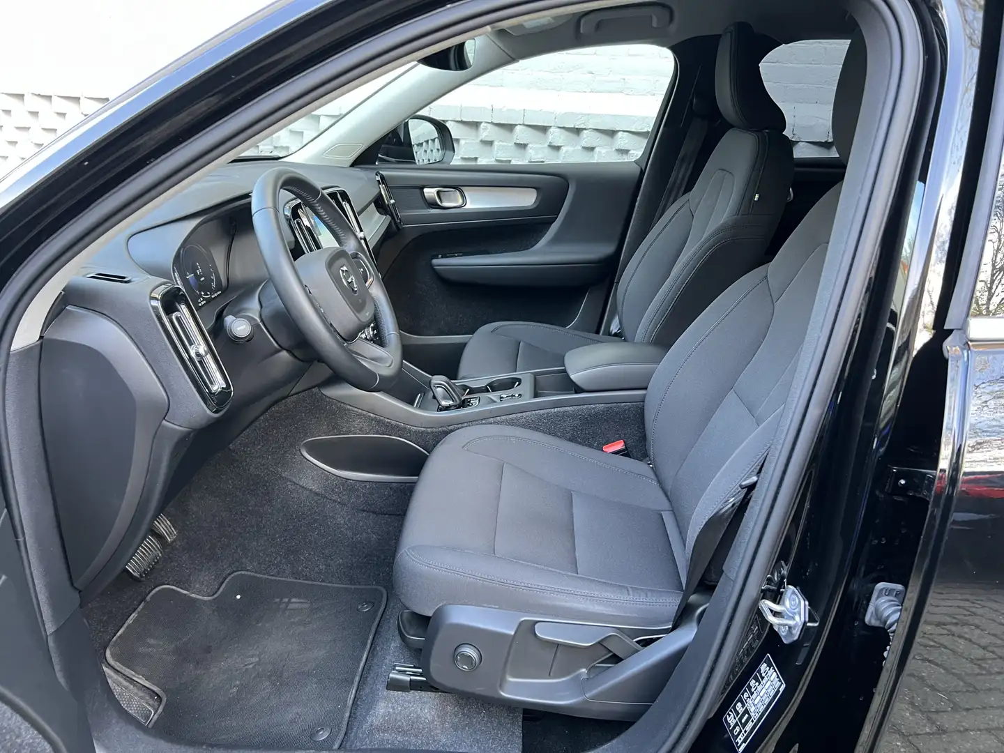 Volvo XC40 1.5 T4 Recharge Navigatie Achteruitrijcamera Zwart - 2