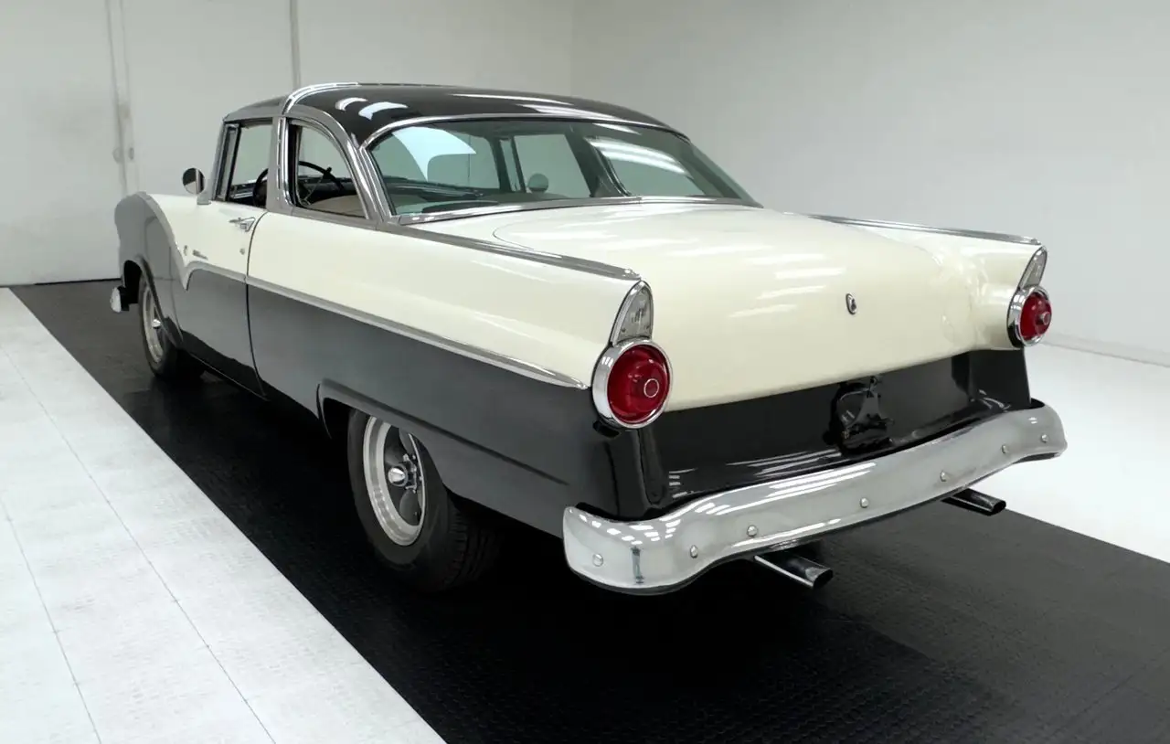 Ford Fairlane Crown Victoria 2 Door Hardtop, foto 3