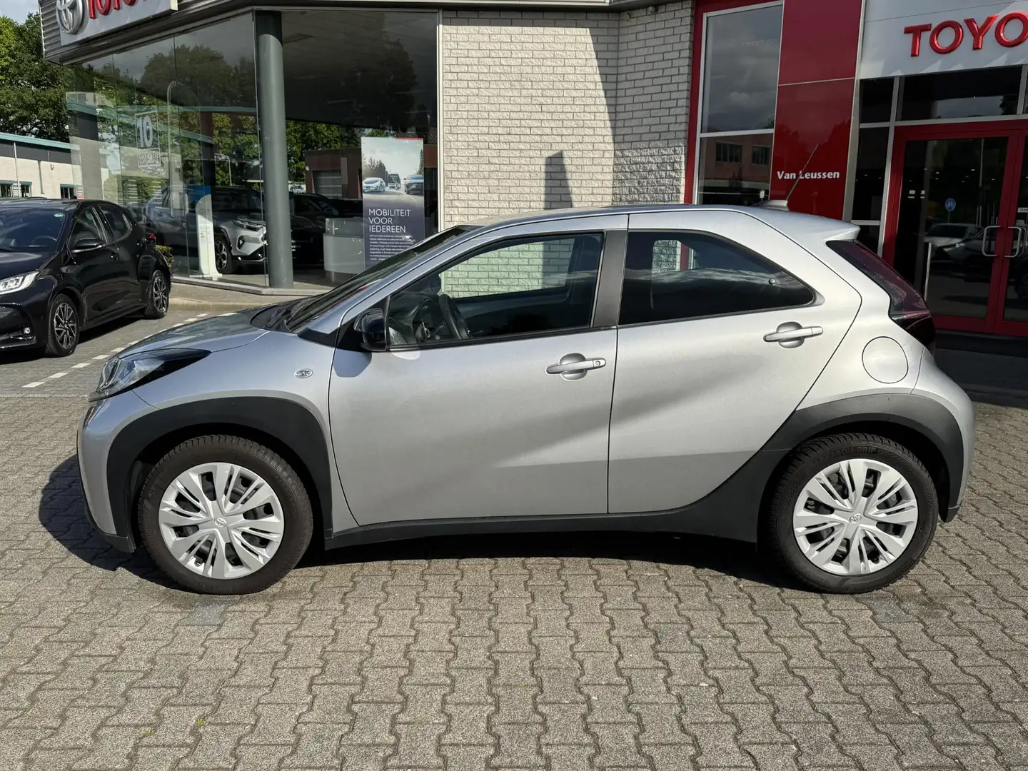 Toyota Aygo X PLAY ALL SEASON AD-CRUISE AIRCO APPLE/ANDROID CAME Grijs - 2