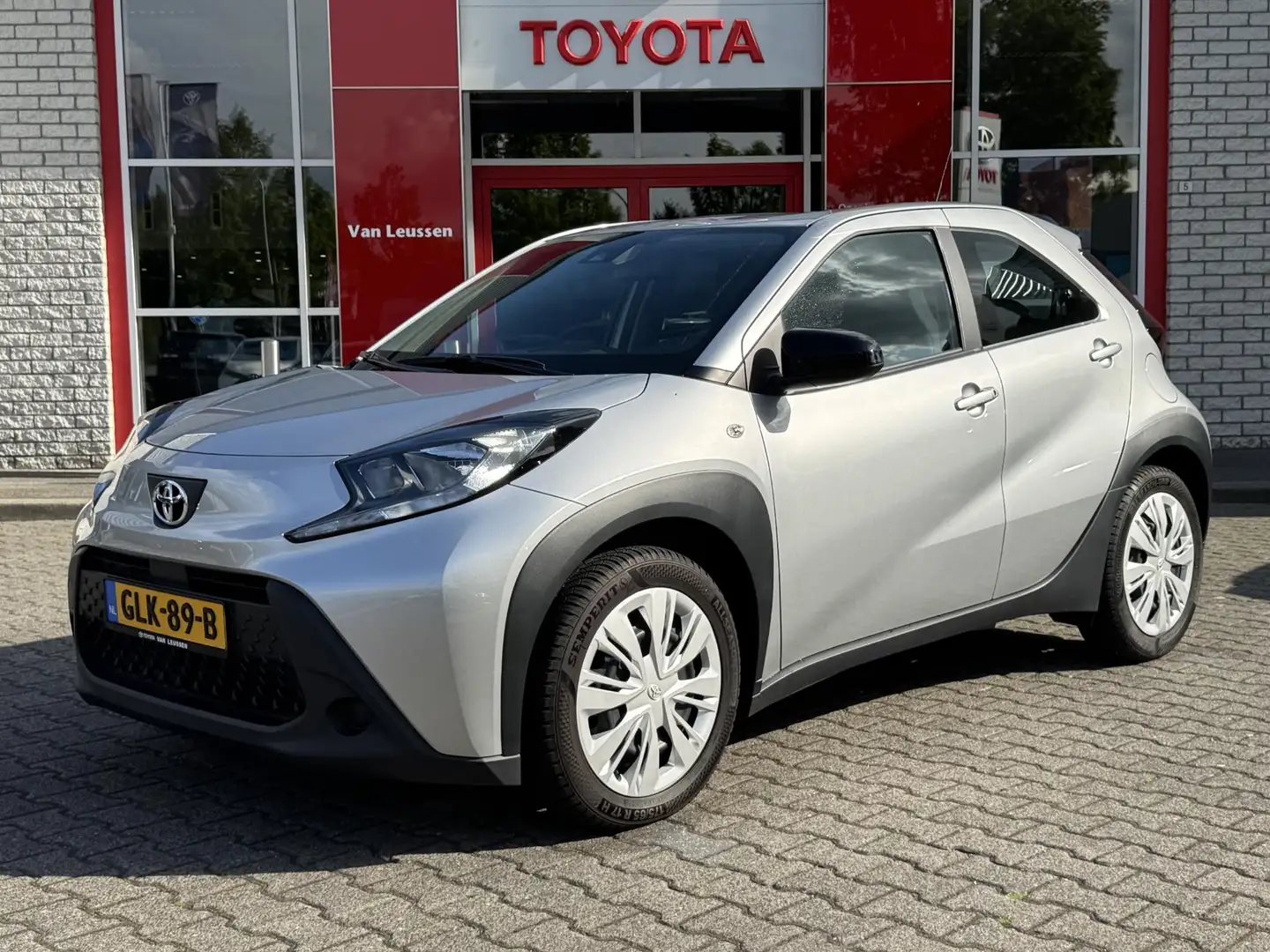 Toyota Aygo X PLAY ALL SEASON AD-CRUISE AIRCO APPLE/ANDROID CAME Grijs - 1