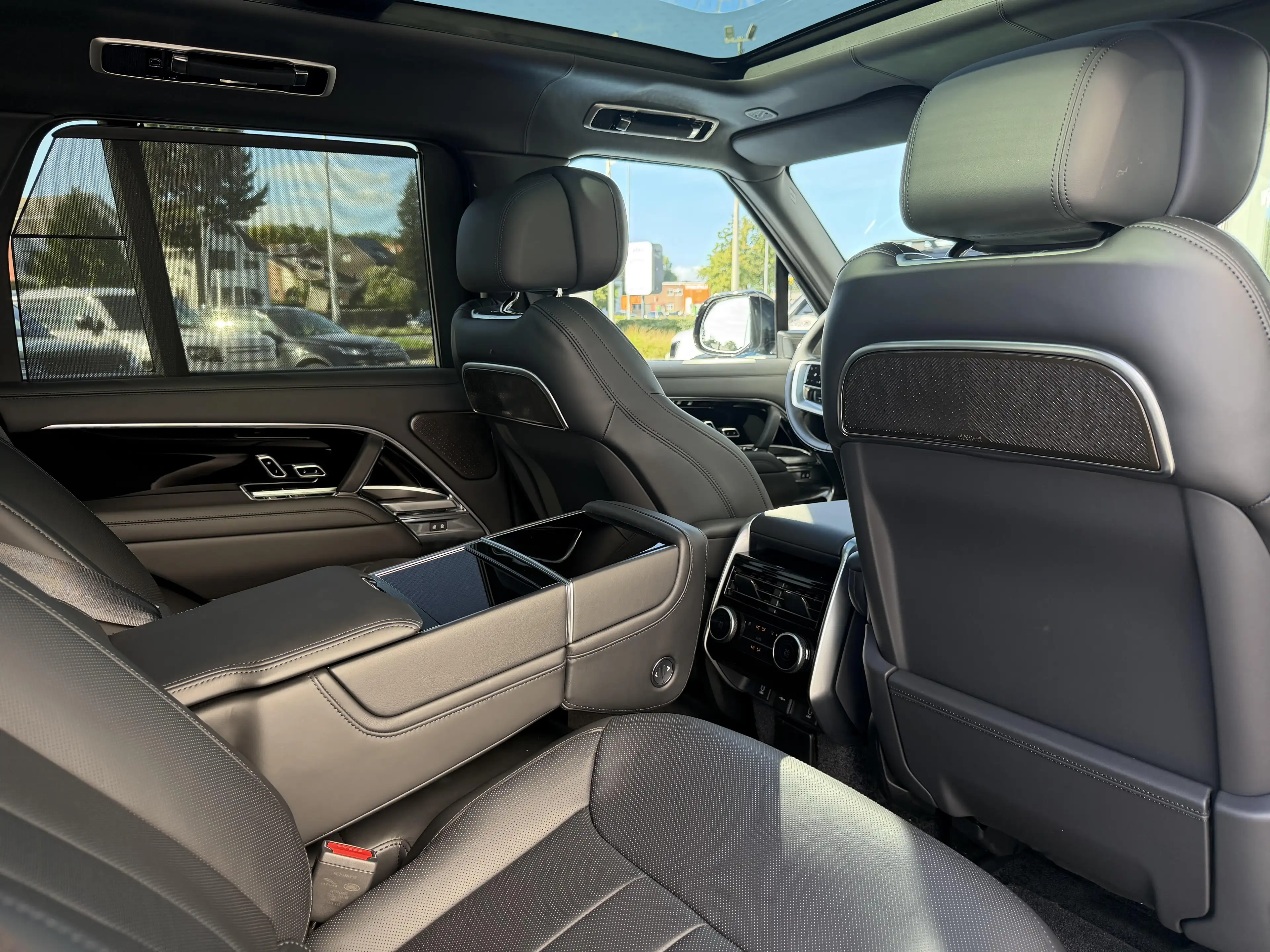 Land Rover Range Rover P550e Autobiography — photo 10