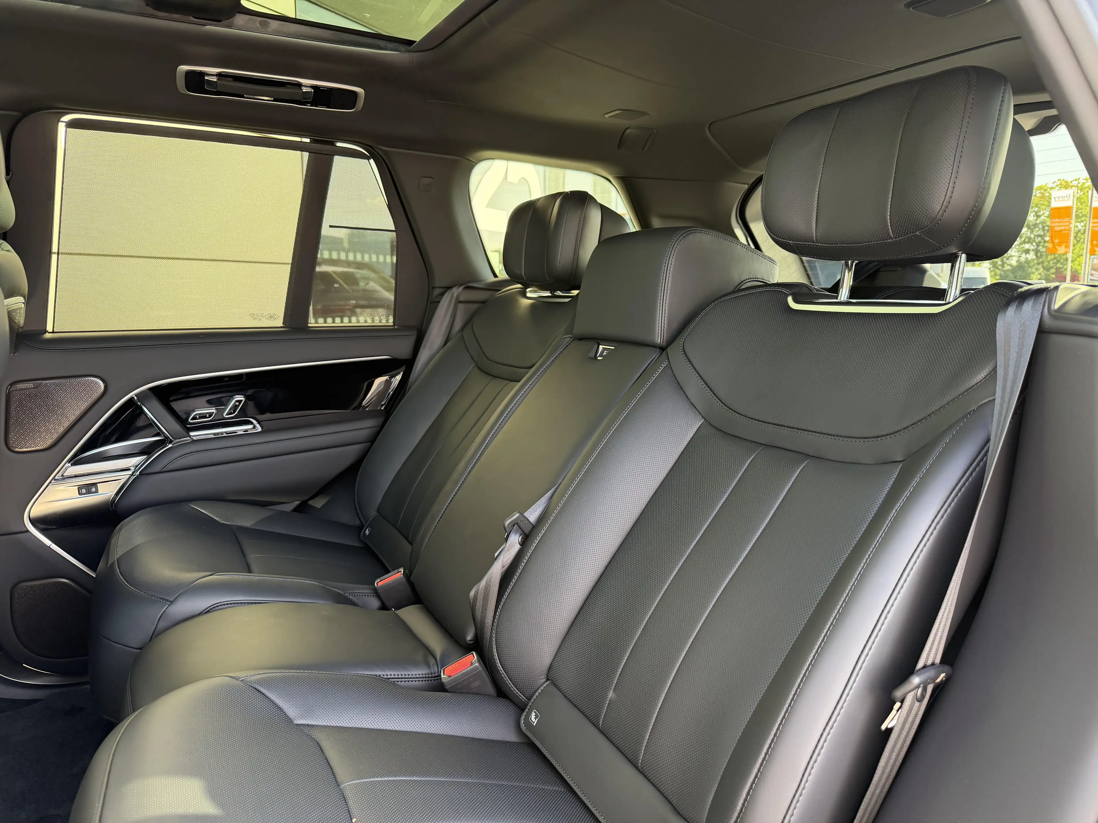 Land Rover Range Rover P550e Autobiography — photo 8