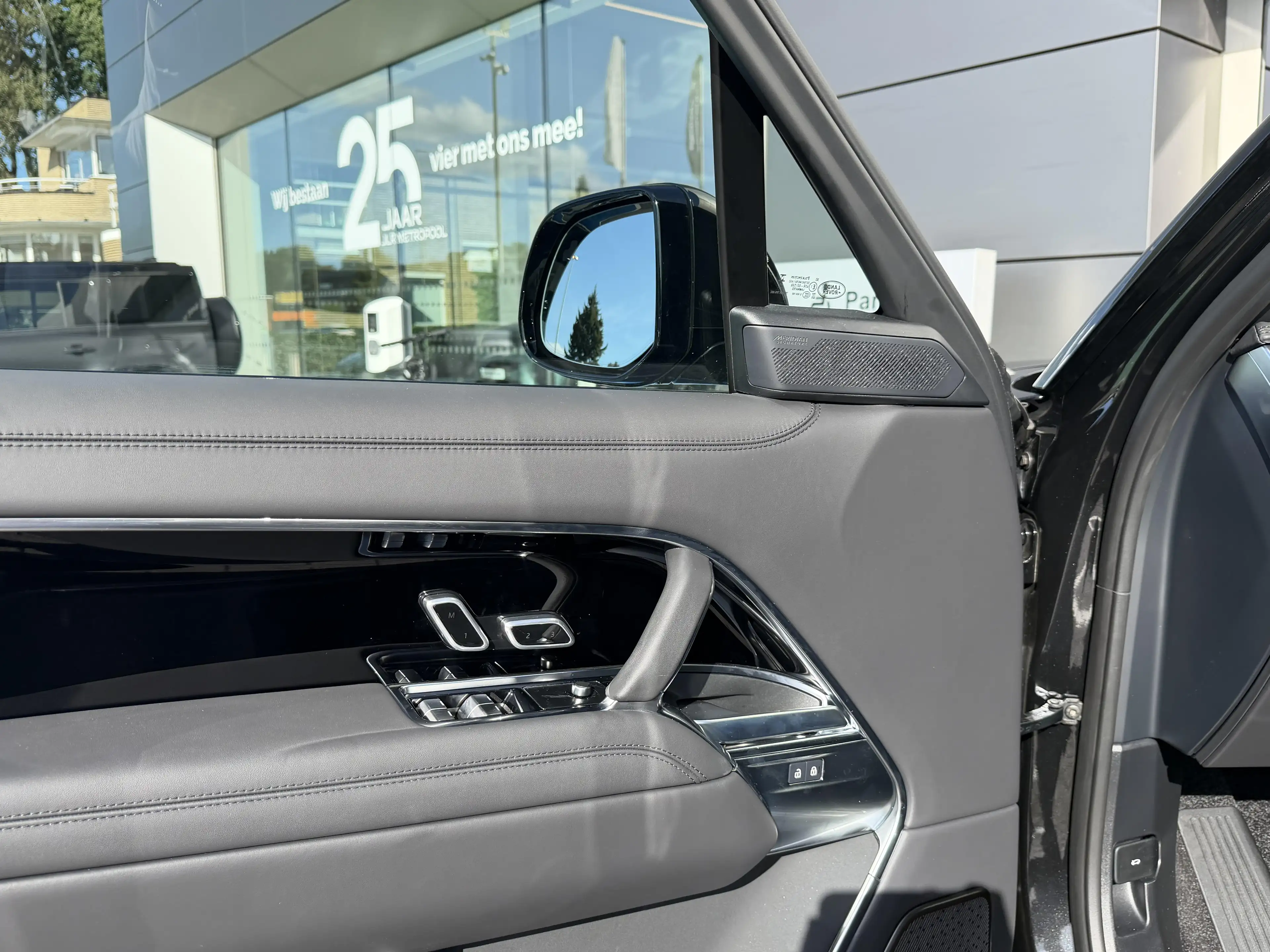 Land Rover Range Rover P550e Autobiography — photo 12