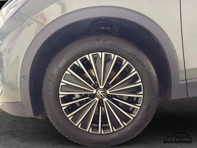 Volkswagen Tiguan view 12