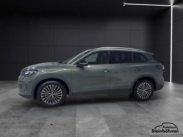 Volkswagen Tiguan view 3