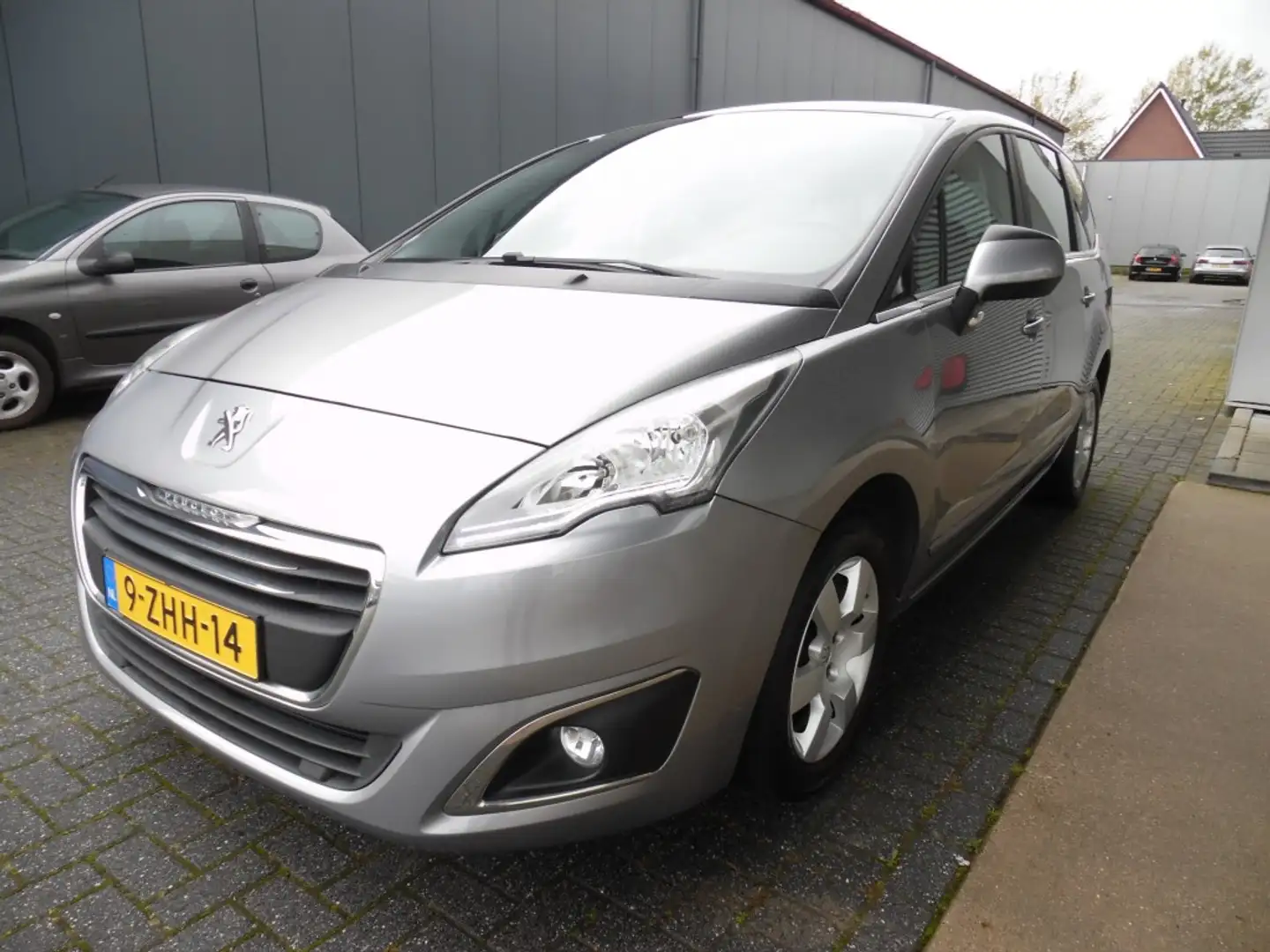 Peugeot 5008 1.6 VTI ACTIVE 5P. Grijs - 1