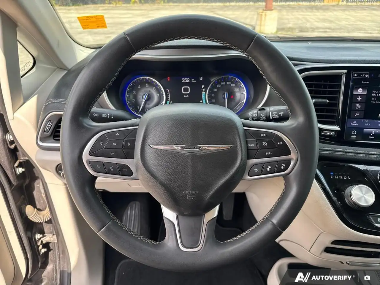 Chrysler Pacifica снимка Chrysler Pacifica