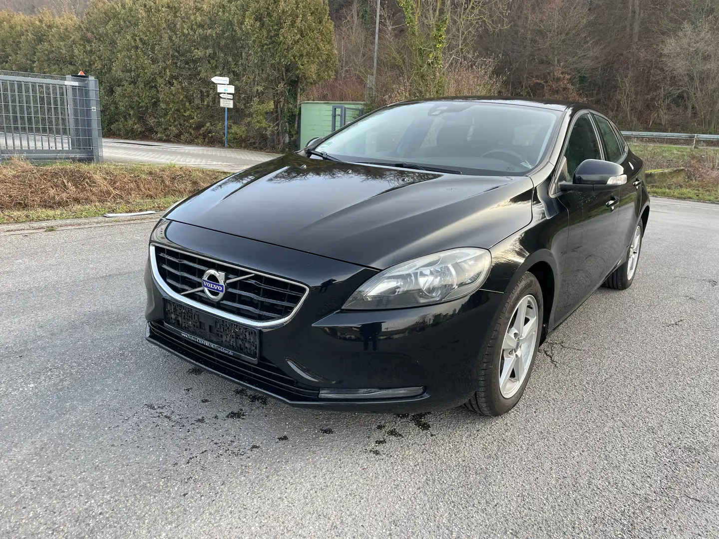 Volvo V40 V40 D2 Momentum Schwarz - 1