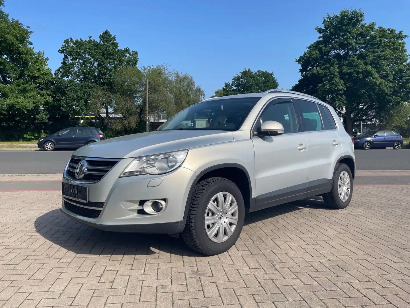 Volkswagen Tiguan Sport Automatik 4x4  AHK *TÜV NEU* Argent - 1