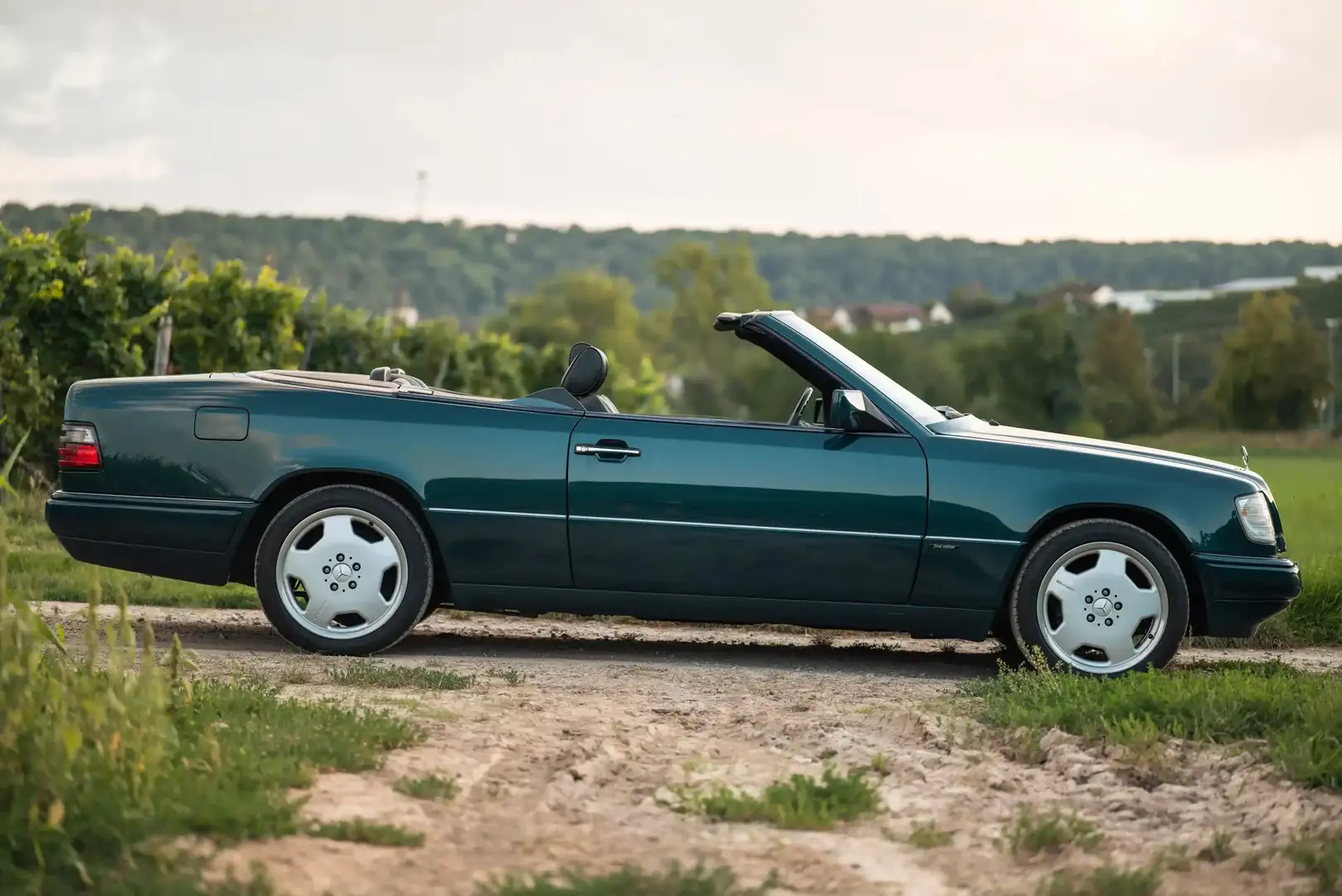 Mercedes-Benz E 200 FINAL EDITION inkl. Sportfahrwerk und AMG-Räder Grün - 2