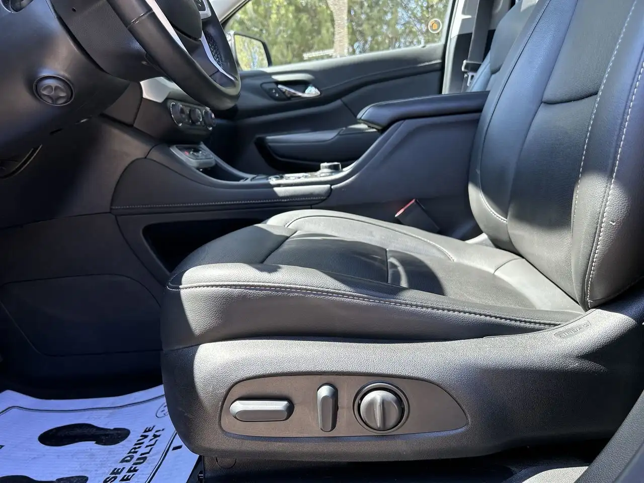 GMC Acadia снимка GMC Acadia