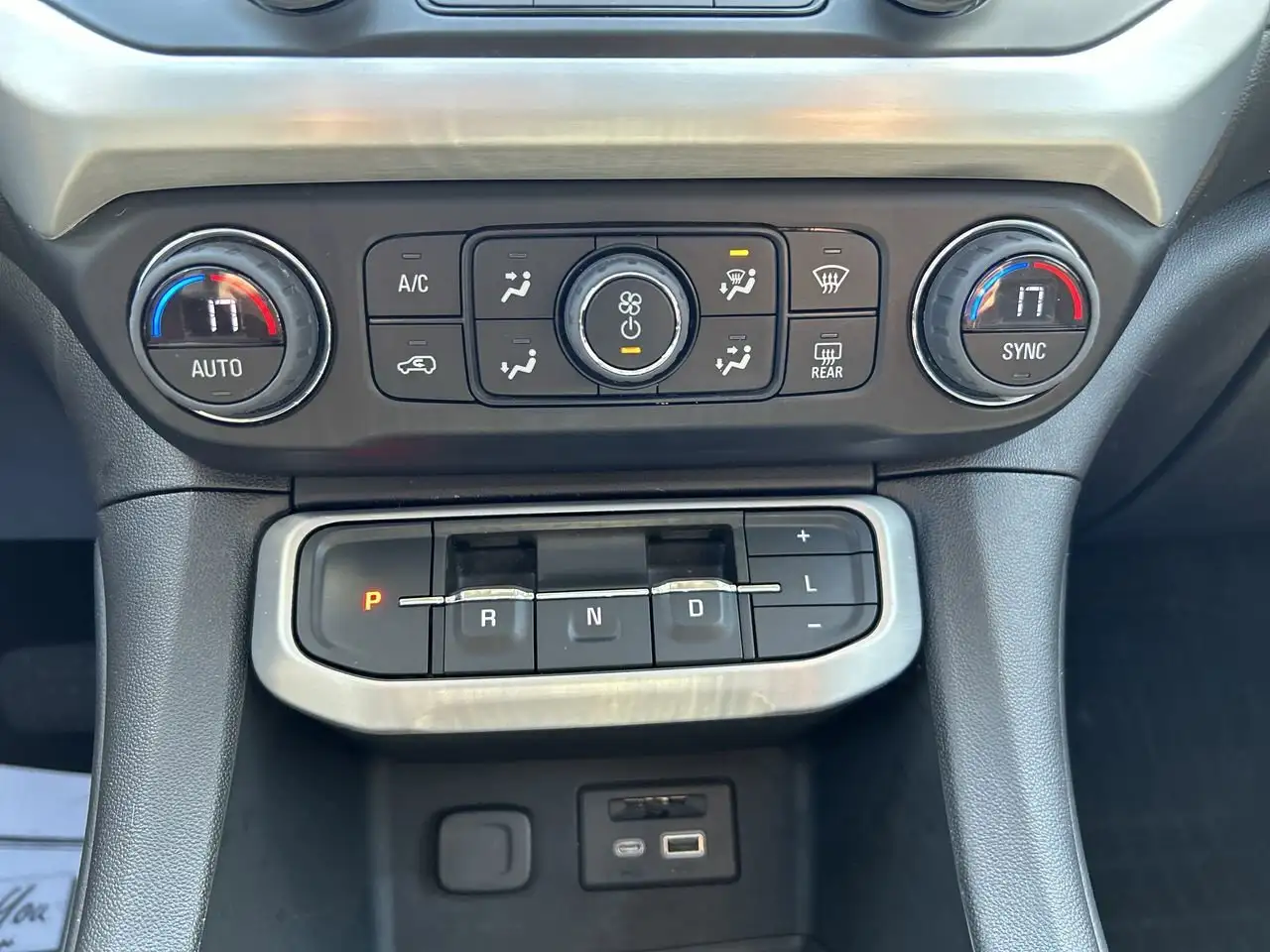 GMC Acadia снимка GMC Acadia
