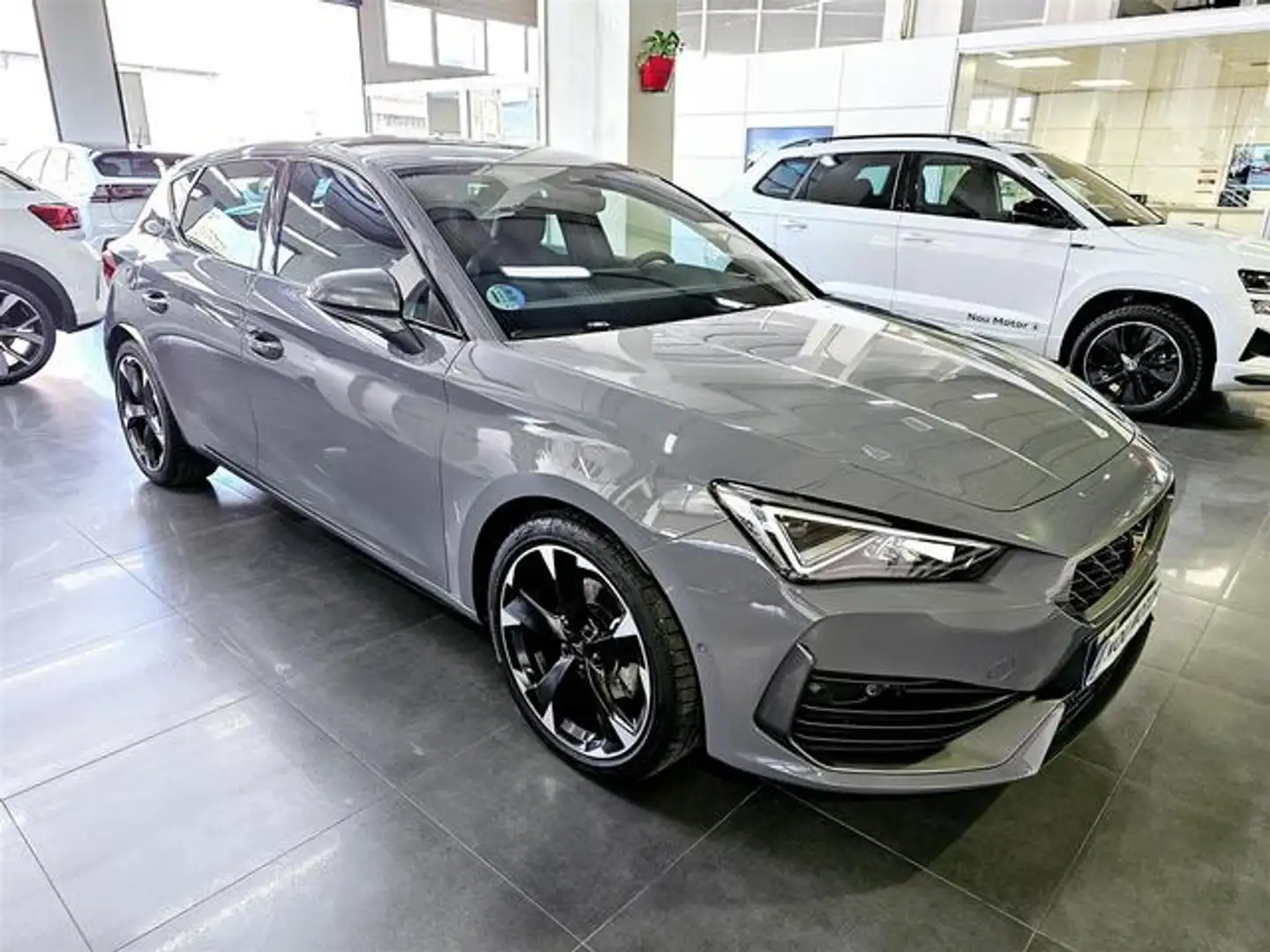 CUPRA Leon 1.5 ETSI DSG 110Kw Gris - 2