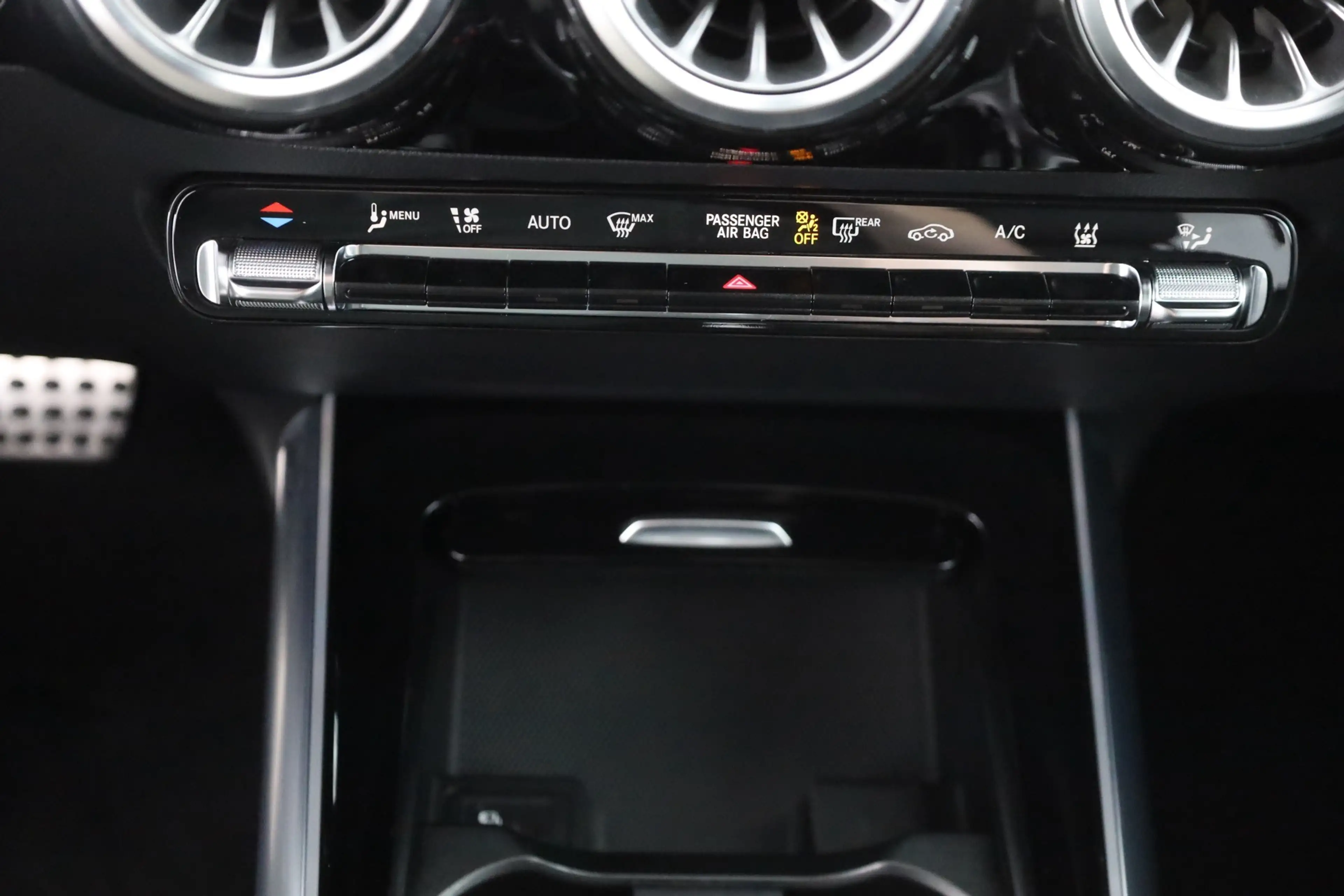 Mercedes-Benz EQA 250 AMG Line LED Navi Alcantara Kamera DAB — photo 12