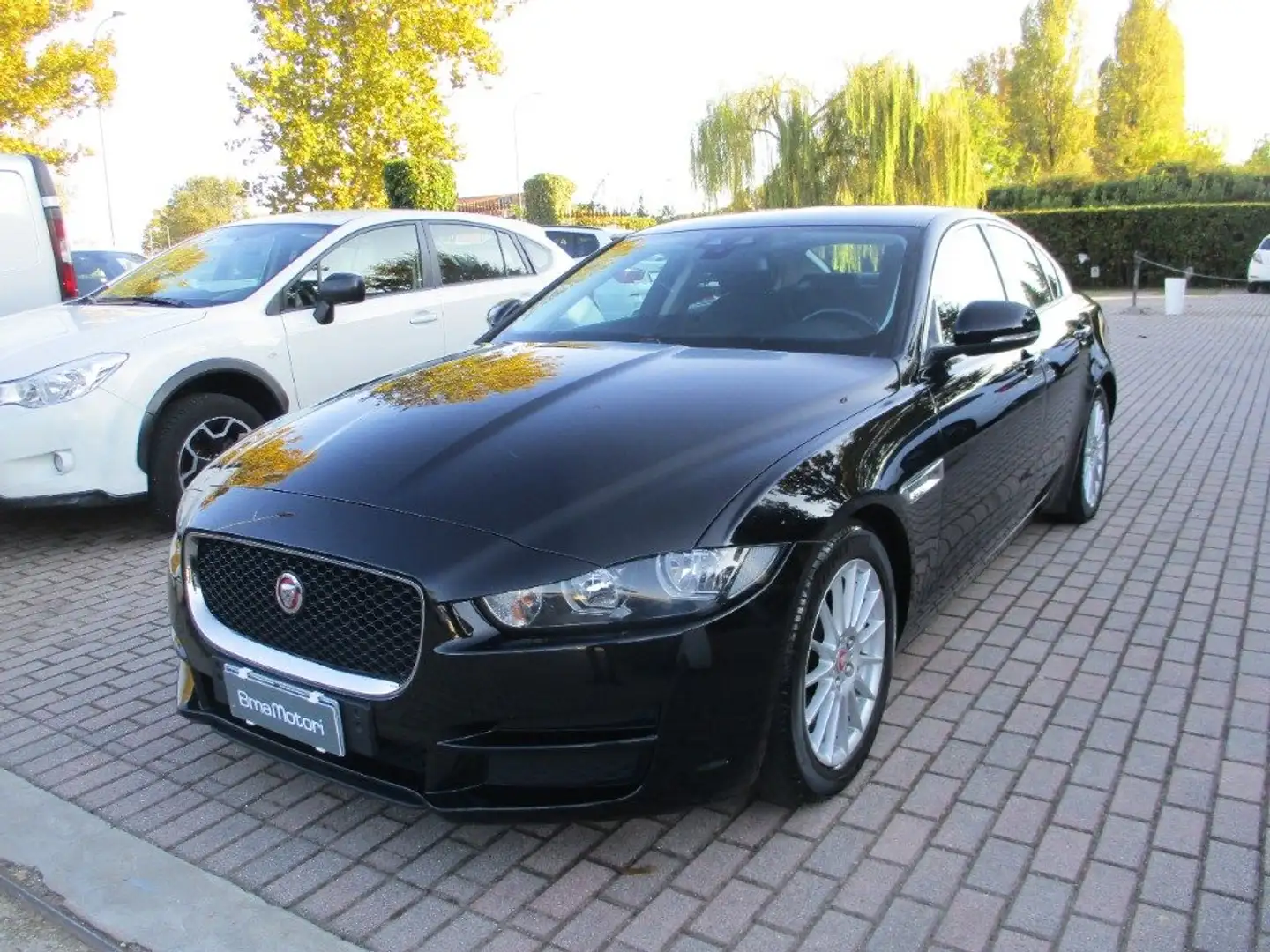 Jaguar XE 2.0 D Turbo Pure Navi/Frenata/SensoriPark Noir - 1