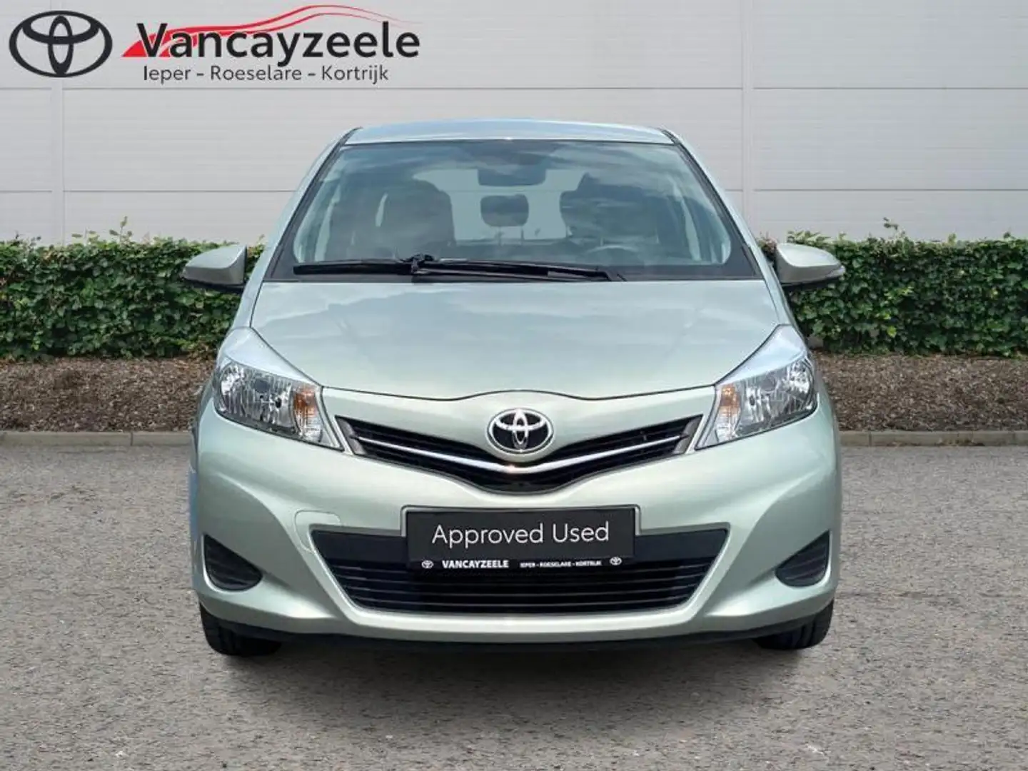 Toyota Yaris Comfort+cam+nav+AC Plateado - 2