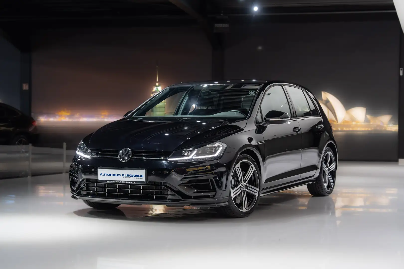 Volkswagen Golf R 4Motion*R-LINE*SPORTSITZE*LED*1.HAND*LM18 Black - 1