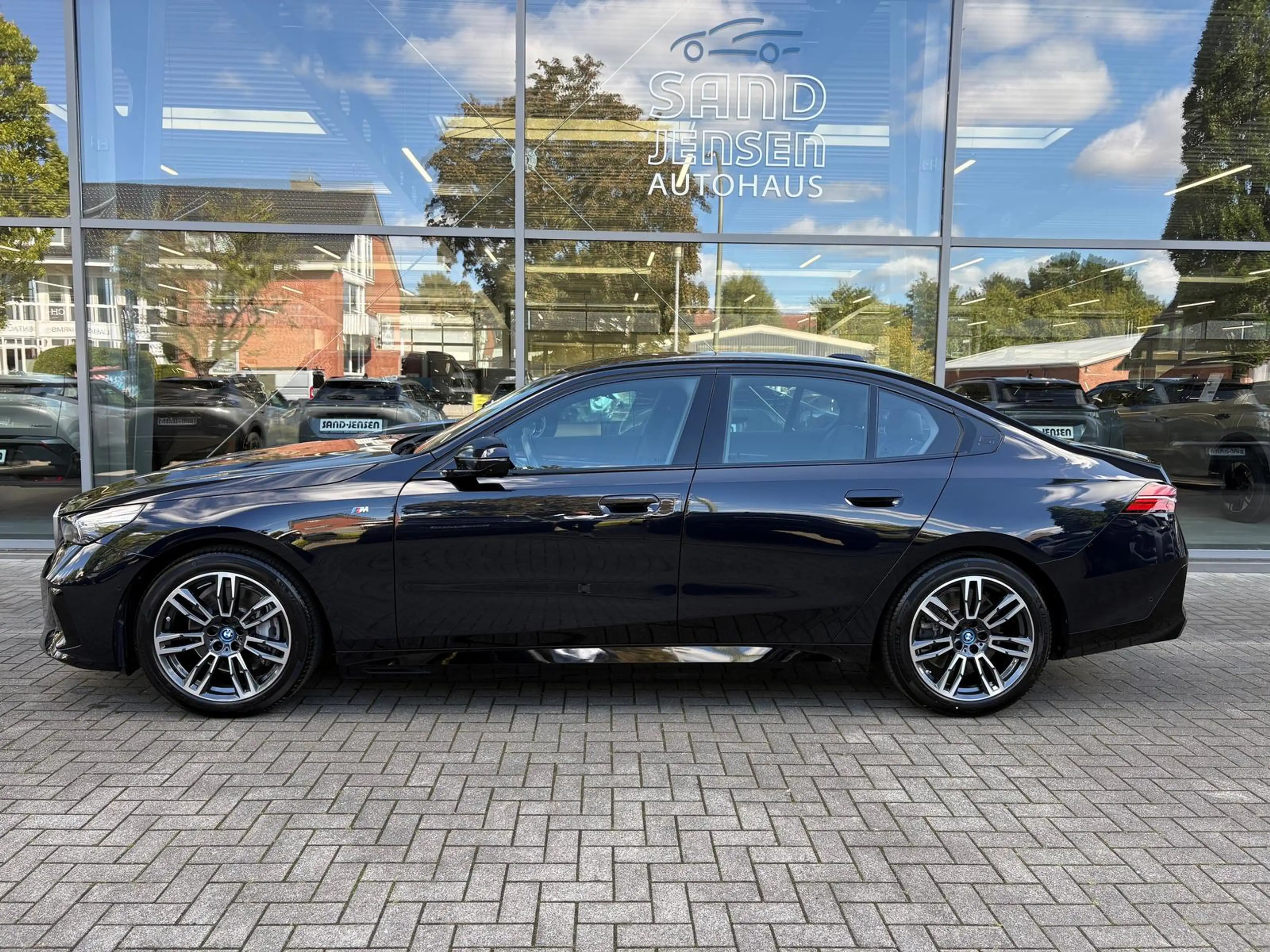 BMW i5 eDrive40 Inno Driveas+ Parkas+ Travel H&K AHK — photo 3