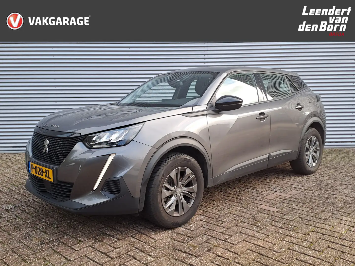 Peugeot 2008 1.2 PureTech Active Pack | Trekhaak | Navi | PDC | Grijs - 1