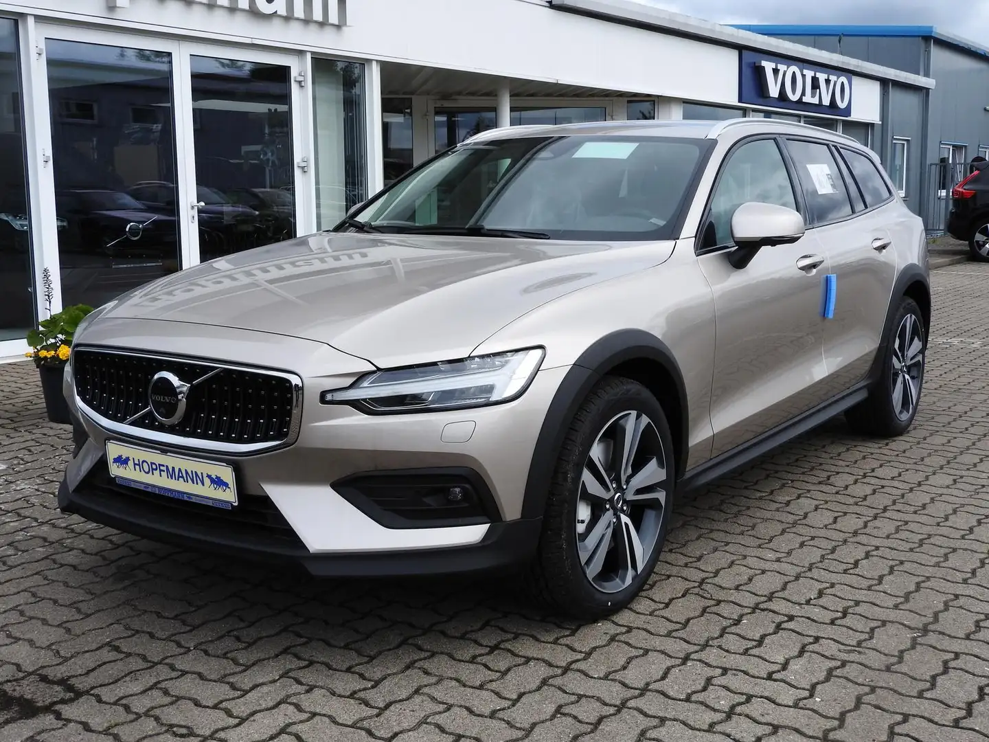 Volvo V60 Cross Country B4 Diesel AWD Aut. Plus Bright Bej - 1