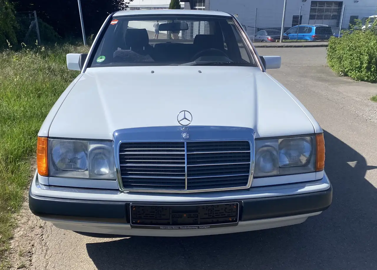 Mercedes-Benz E 200, foto 1