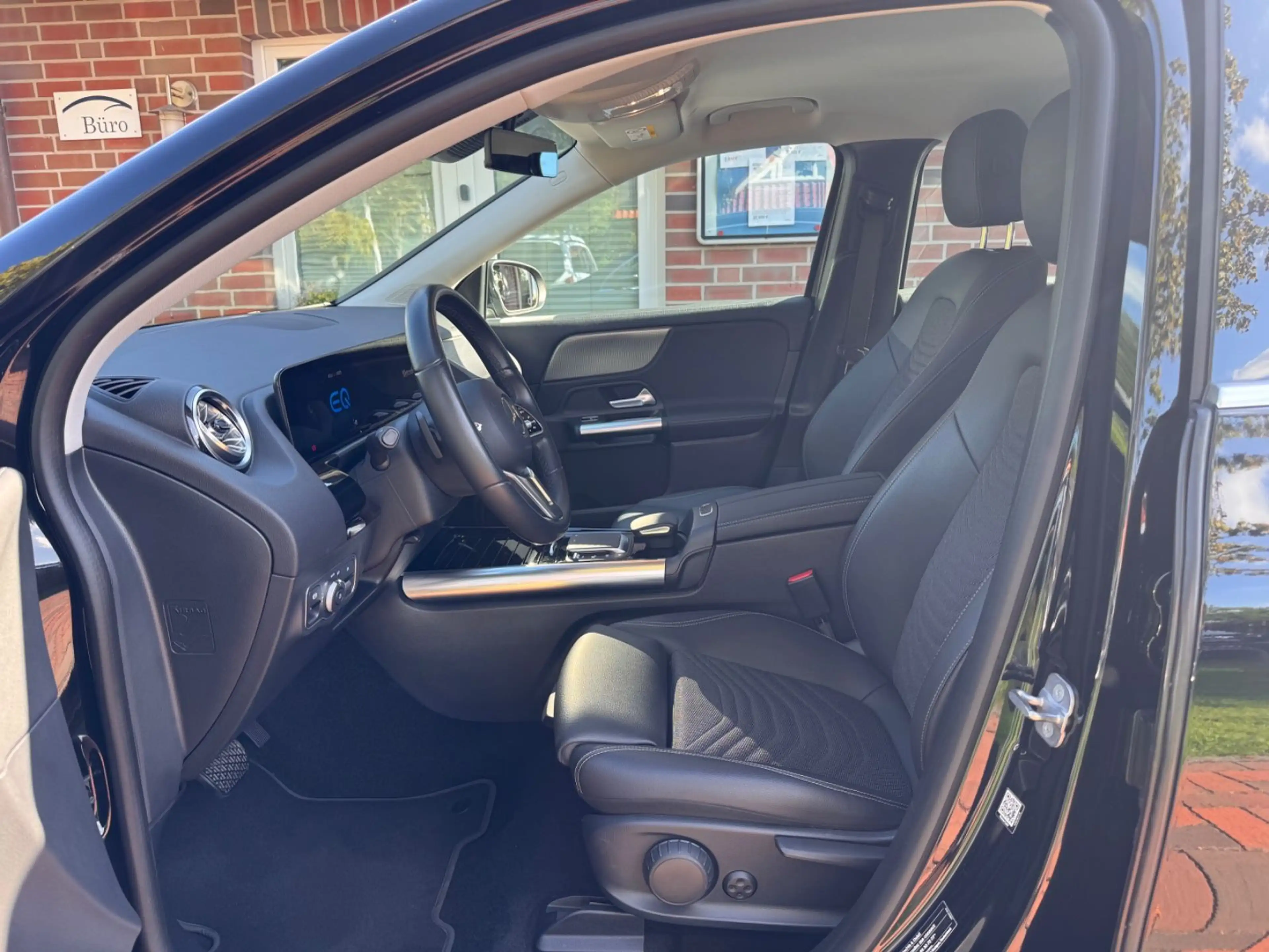 Mercedes-Benz EQA 250+ Progressive — photo 8