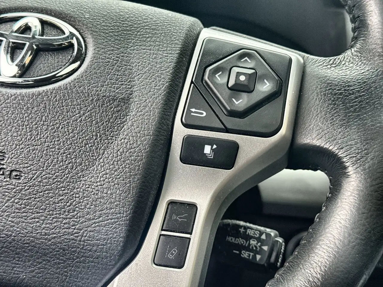 Toyota Tundra снимка Toyota Tundra