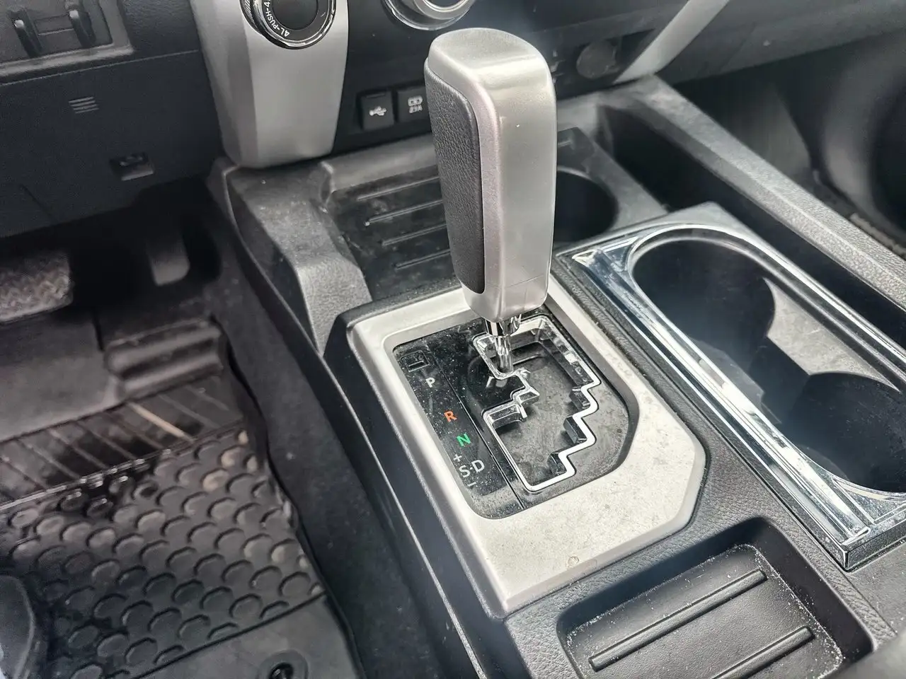Toyota Tundra снимка Toyota Tundra
