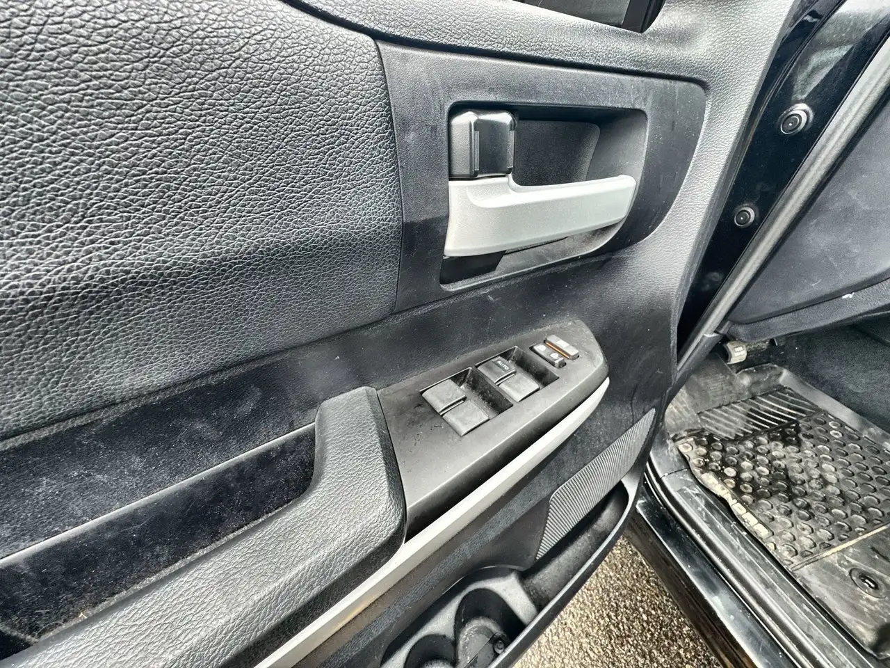 Toyota Tundra снимка Toyota Tundra